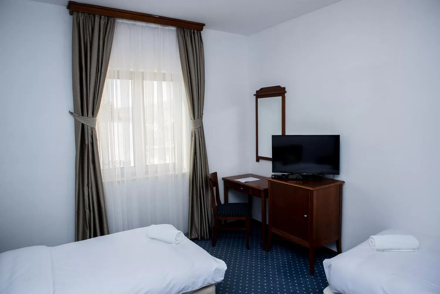 Communal lounge/ TV room, Bed in Hotel Hum