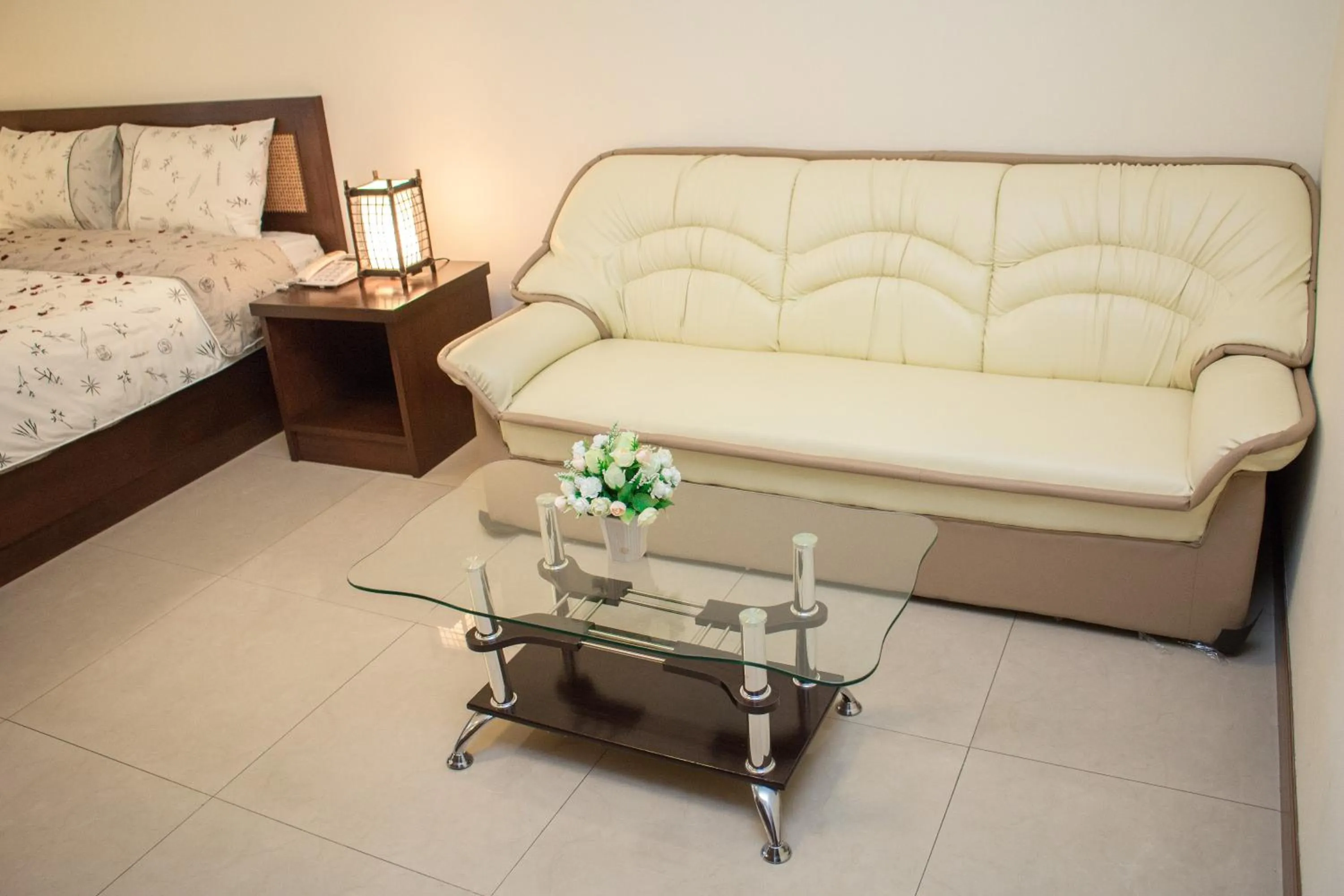 Seating area, Bed in K.V.Mansion