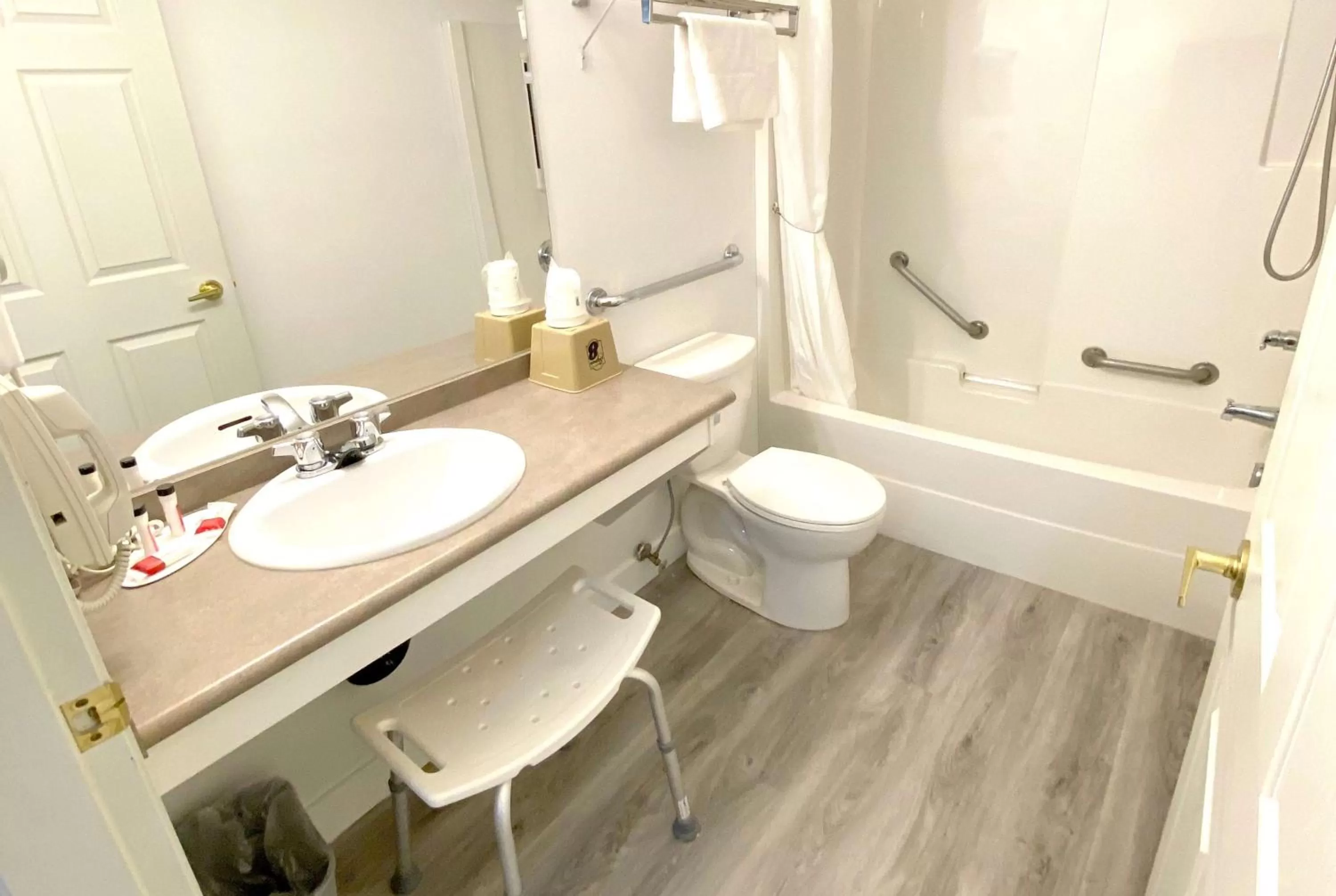 TV and multimedia in Super 8 by Wyndham Sicamous