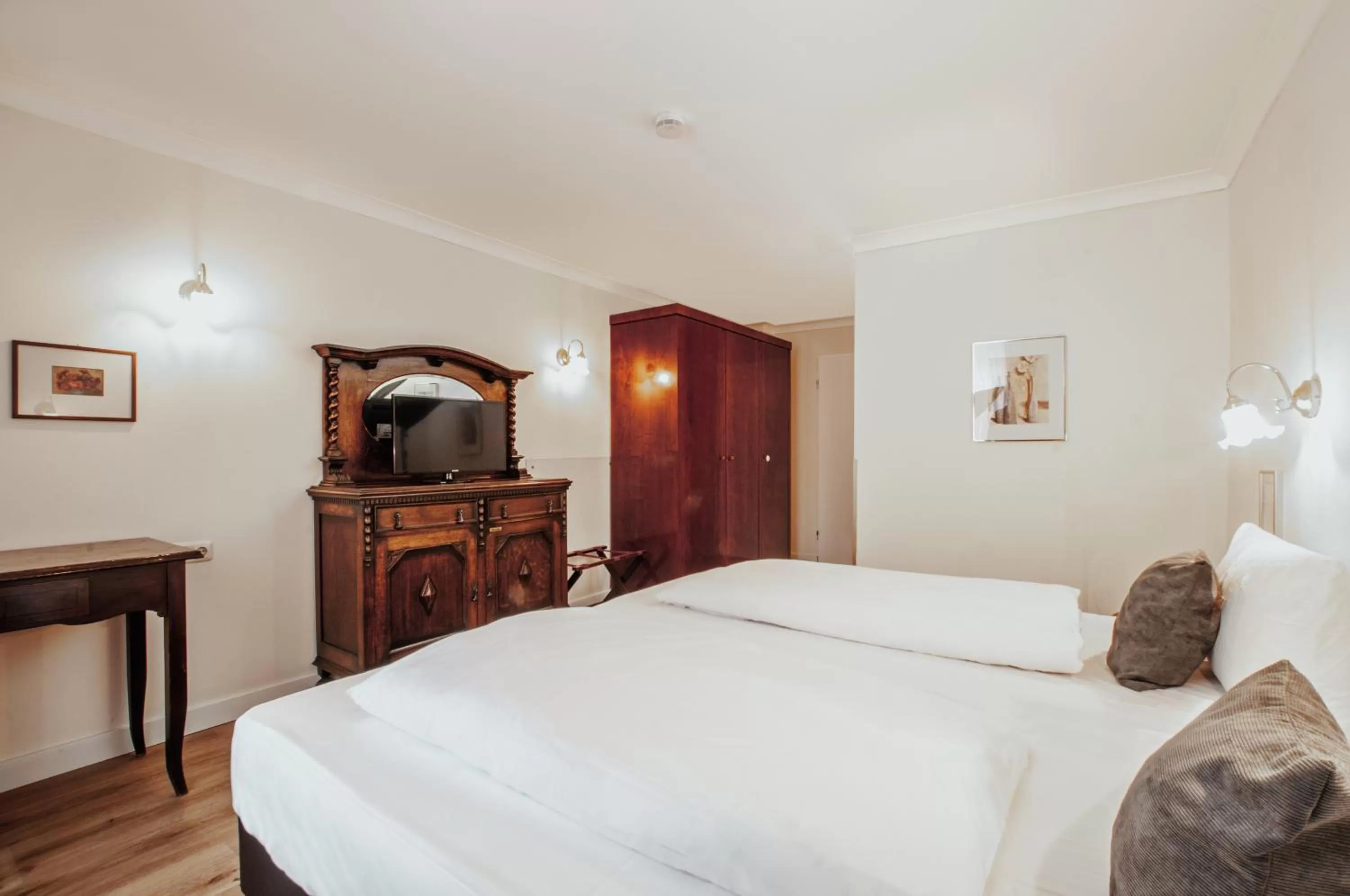 Photo of the whole room, Bed in Hotel Altmünchen by Blattl