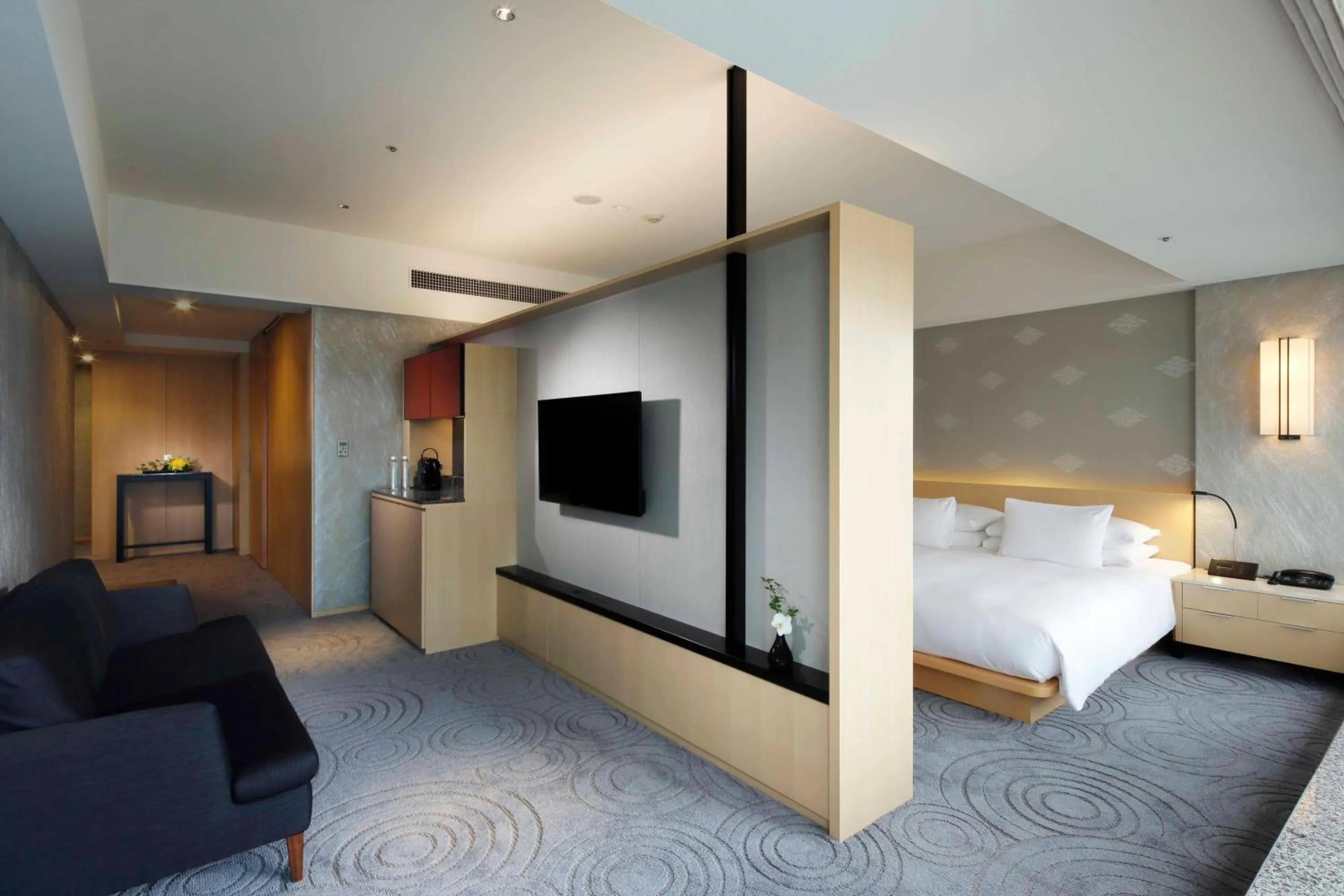 Photo of the whole room, Bed in The Capitol Hotel Tokyu