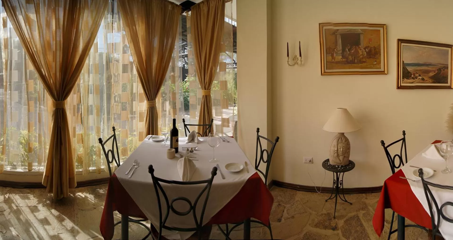 Restaurant/places to eat in Hotel Luisiana