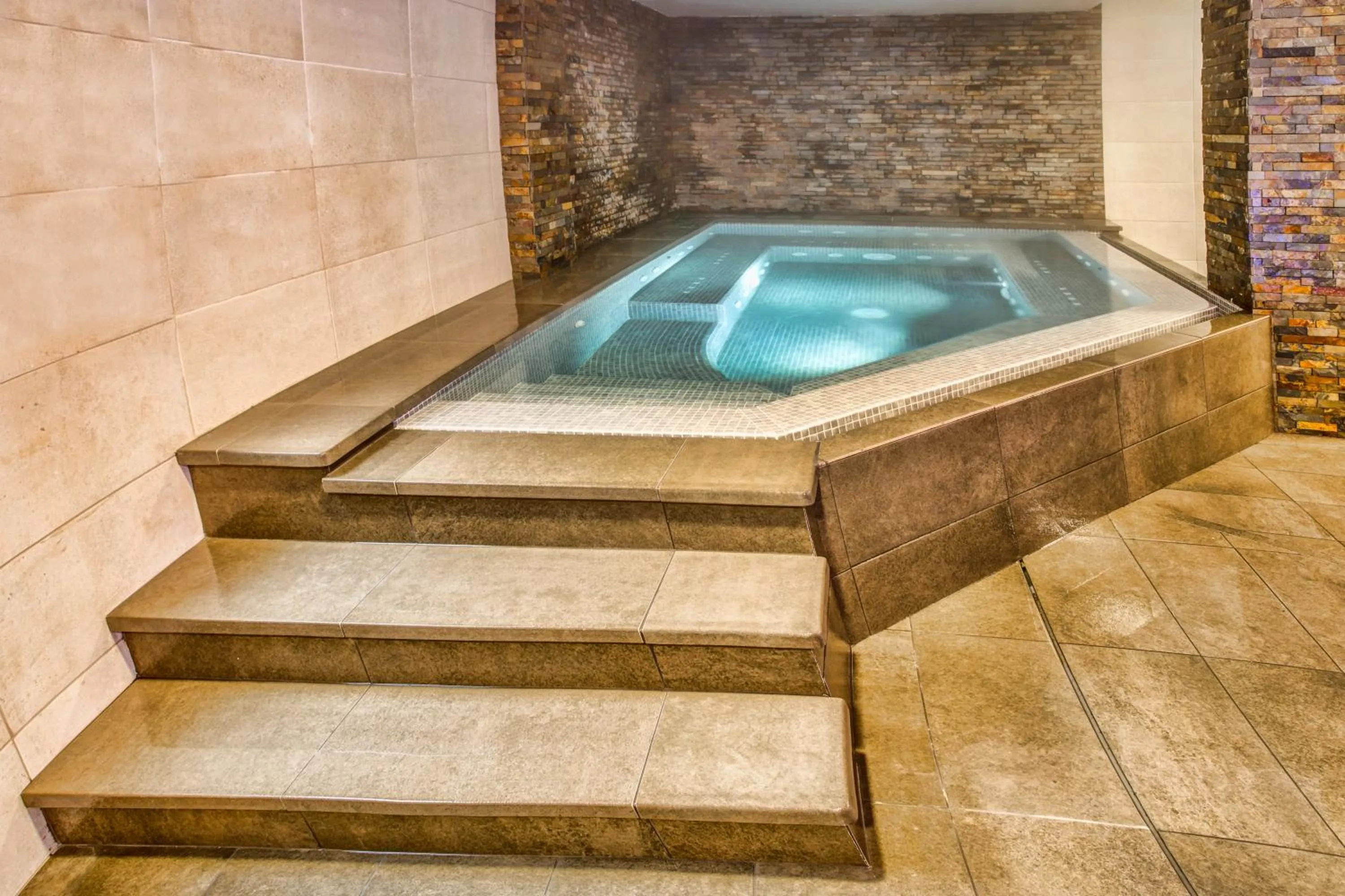 Hot Tub in Hotel Spa Rio Ucero