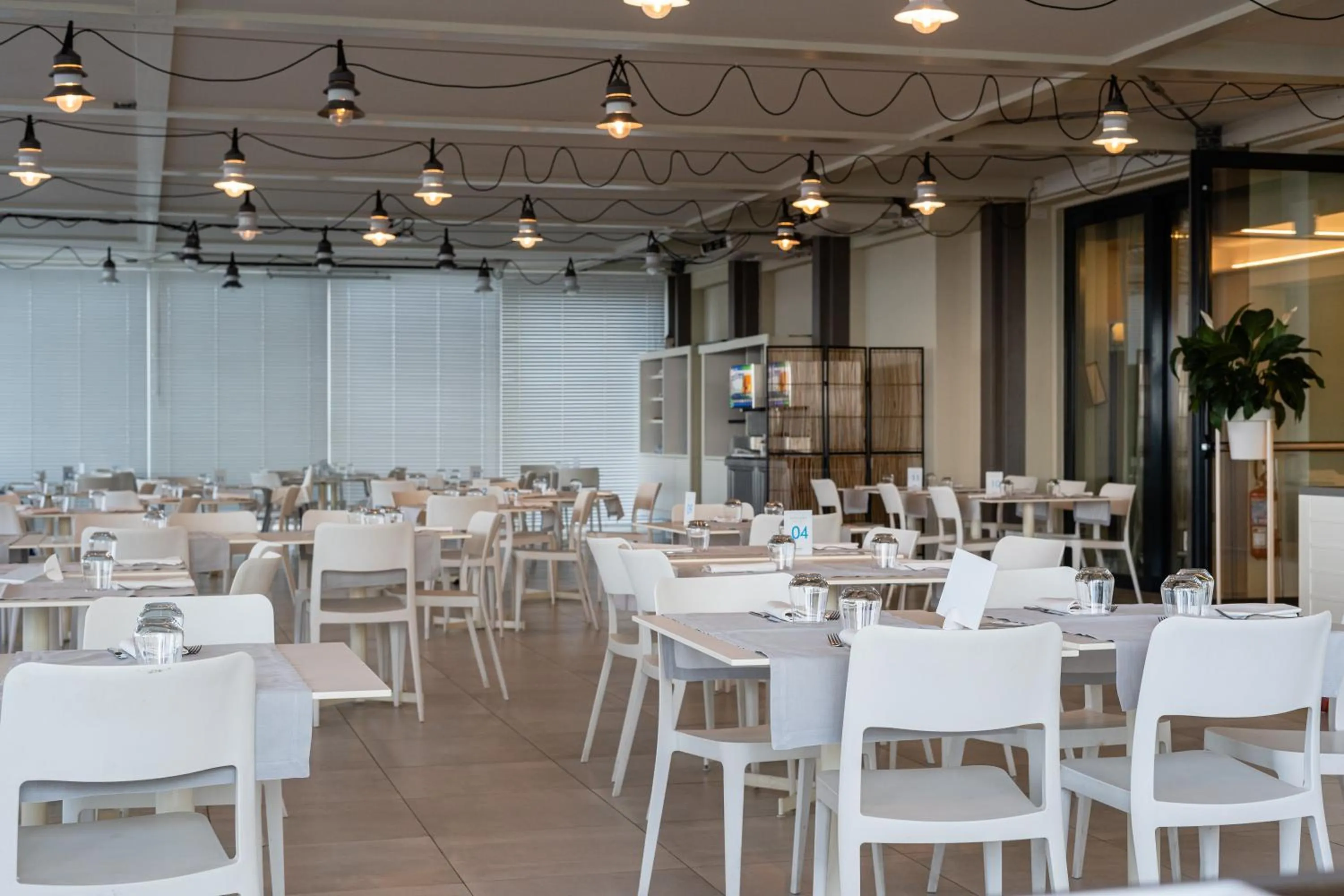 Restaurant/places to eat in Nautilus Family Hotel