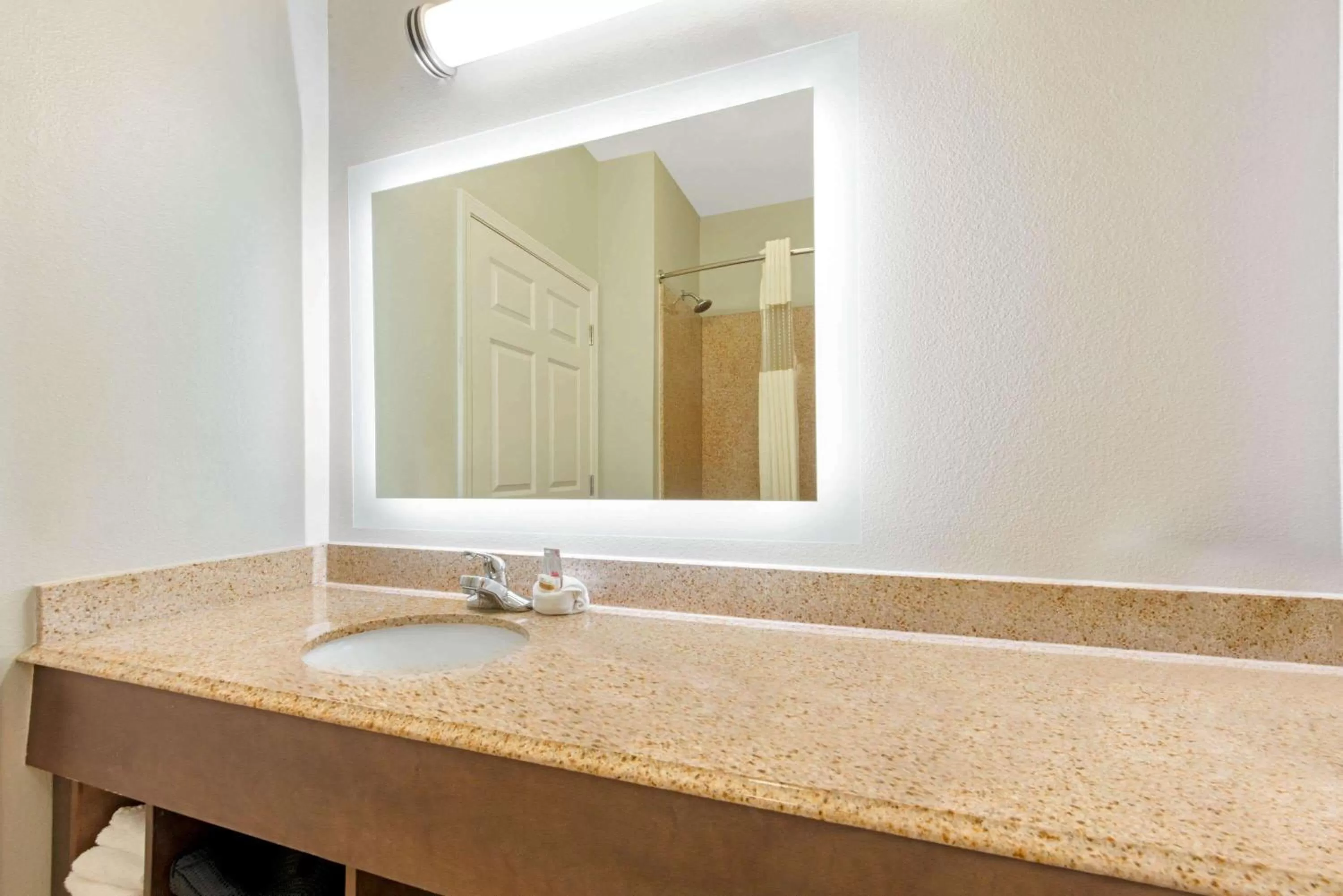 Bathroom in La Quinta by Wyndham Bridge City-Orange