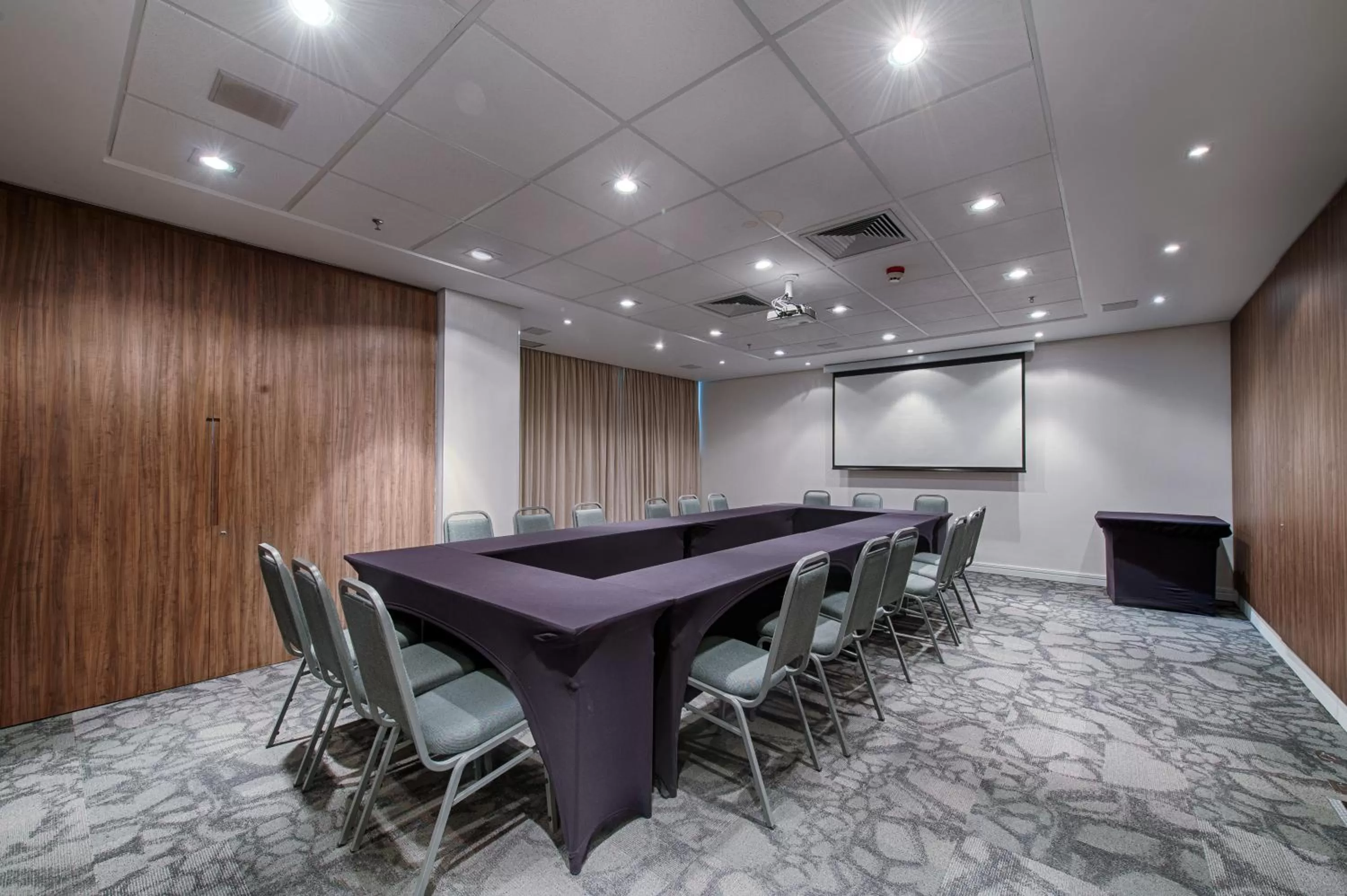 Meeting/conference room in Holiday Inn Belo Horizonte Savassi by IHG