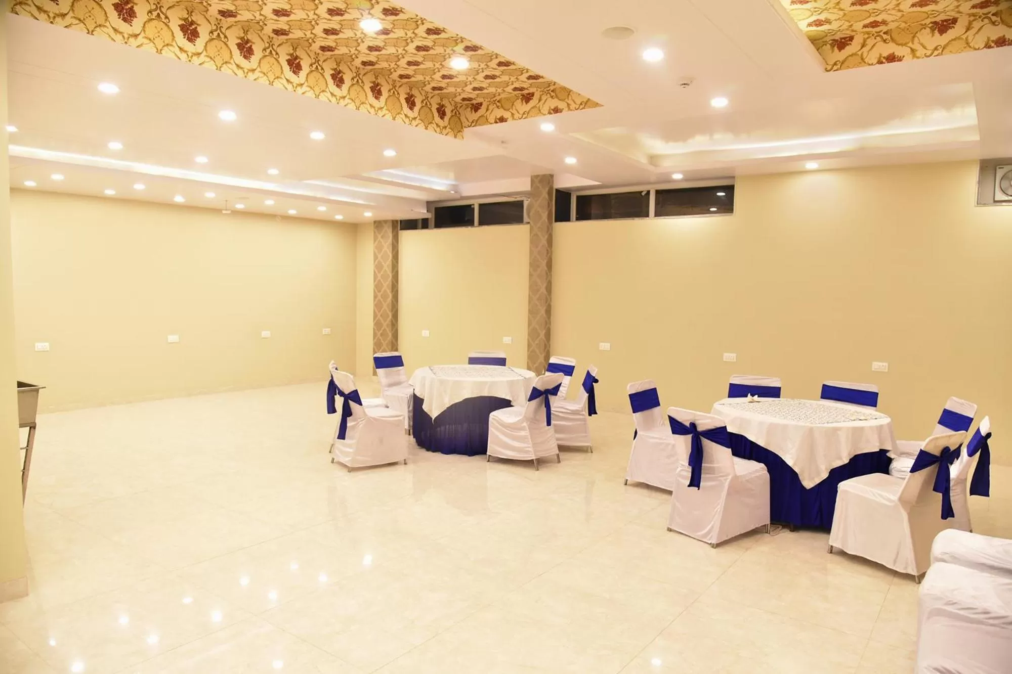 Restaurant/places to eat in FabHotel 7th Crossing