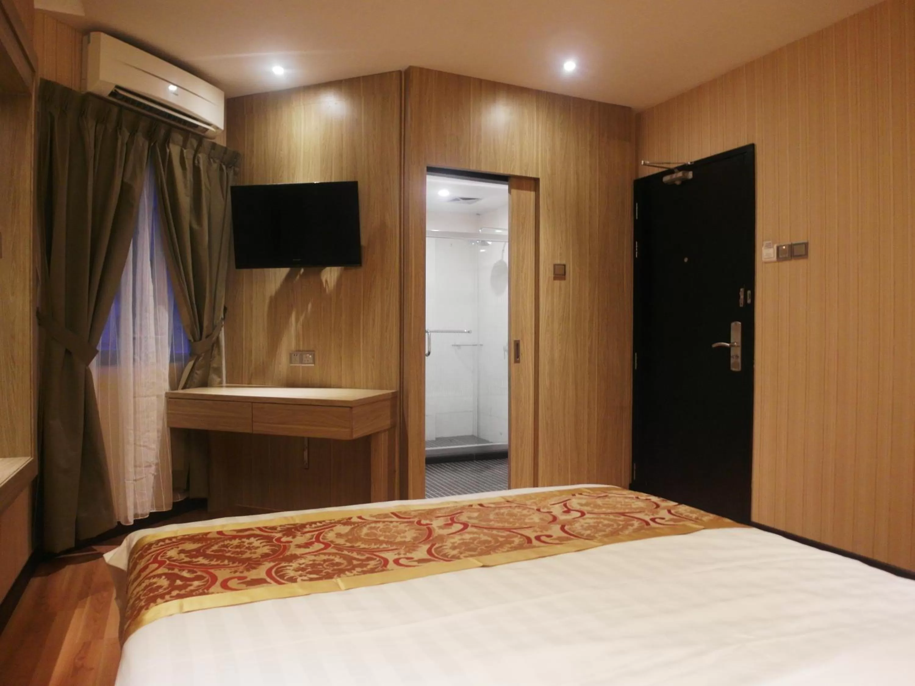 Bedroom, Bed in Mandarin Hotel Kota Kinabalu