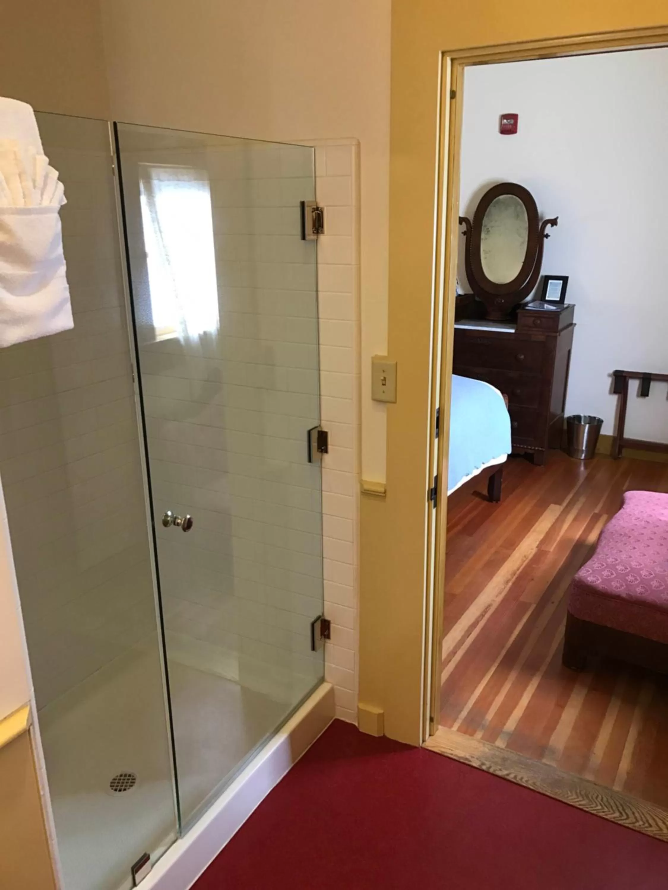 Bathroom, Bed in Cosmopolitan Hotel