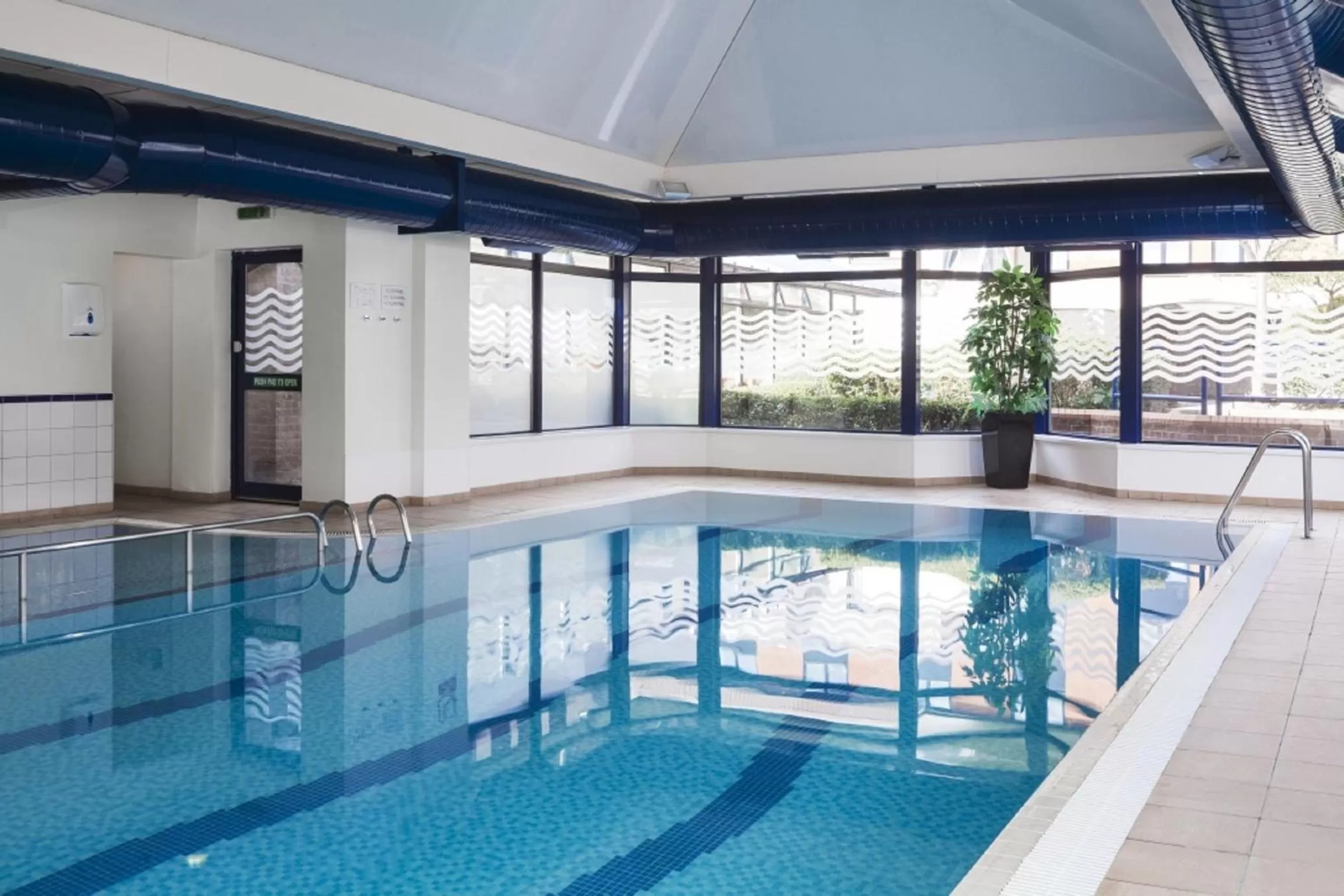 Swimming pool in Mercure Nottingham Sherwood