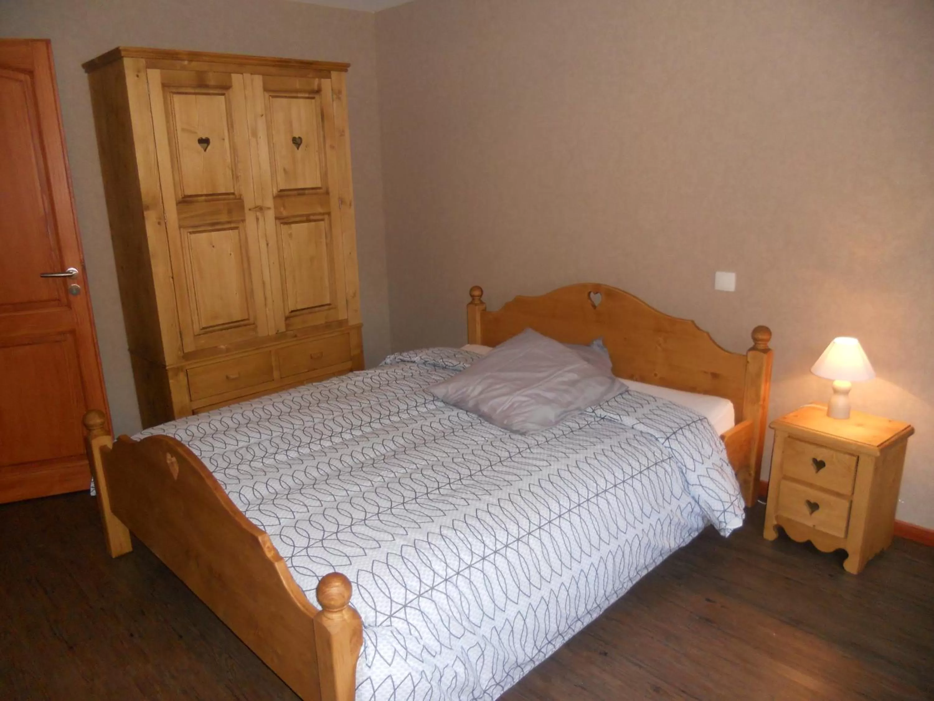 Photo of the whole room, Bed in Auberge du Saut des Cuves