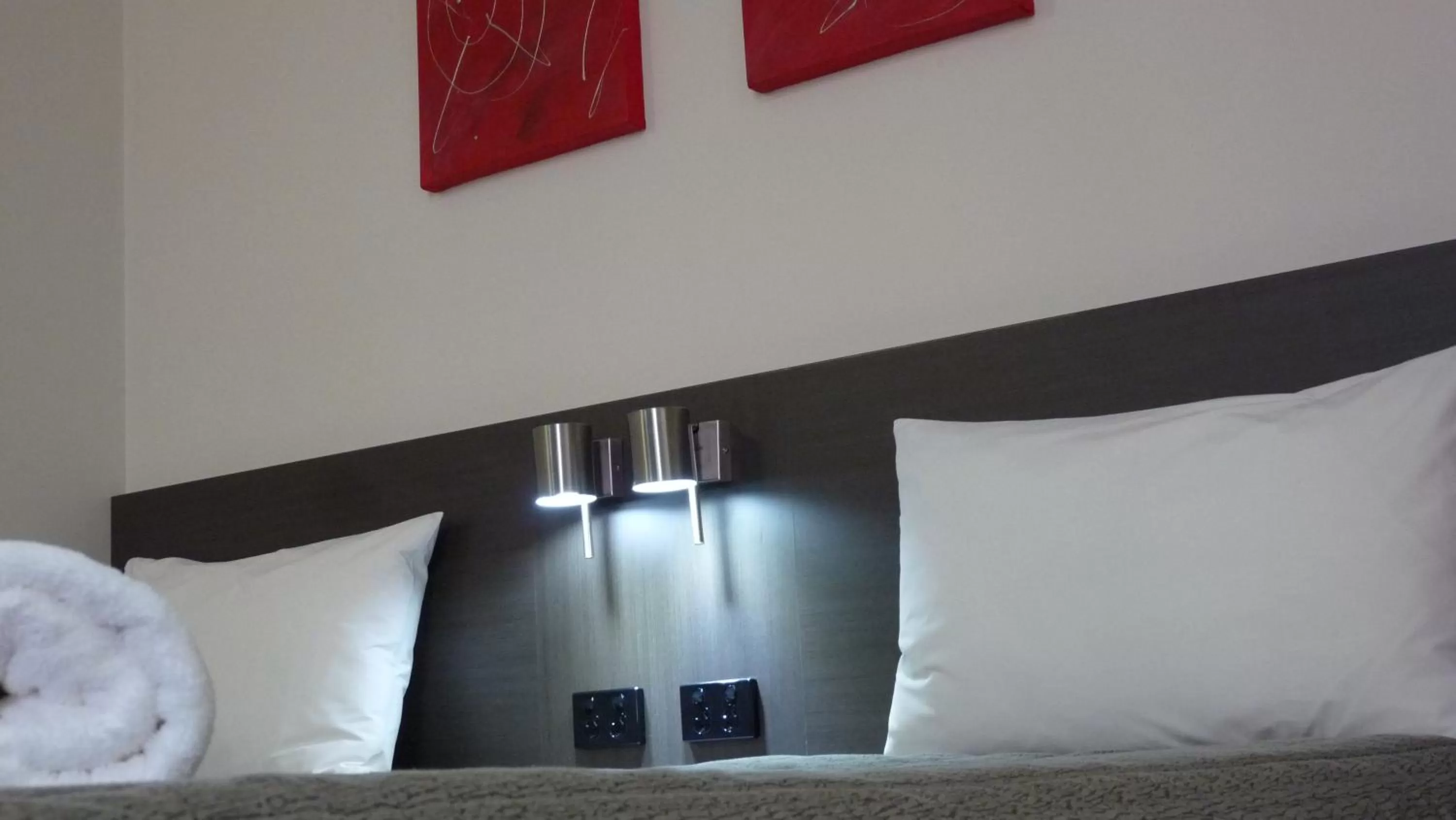 Bed in Loddon River Motel Kerang