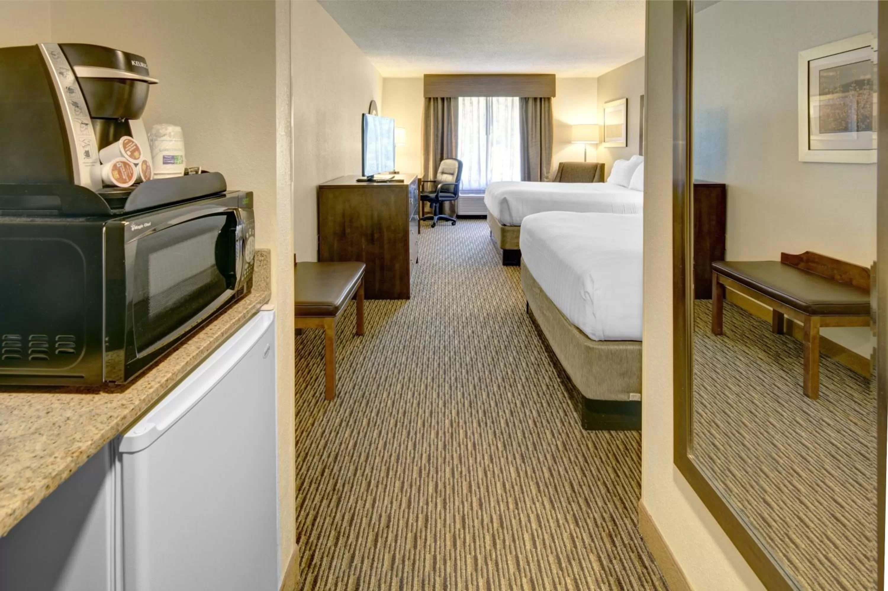 Photo of the whole room, Bed in Holiday Inn Express Hotel & Suites Emporia by IHG