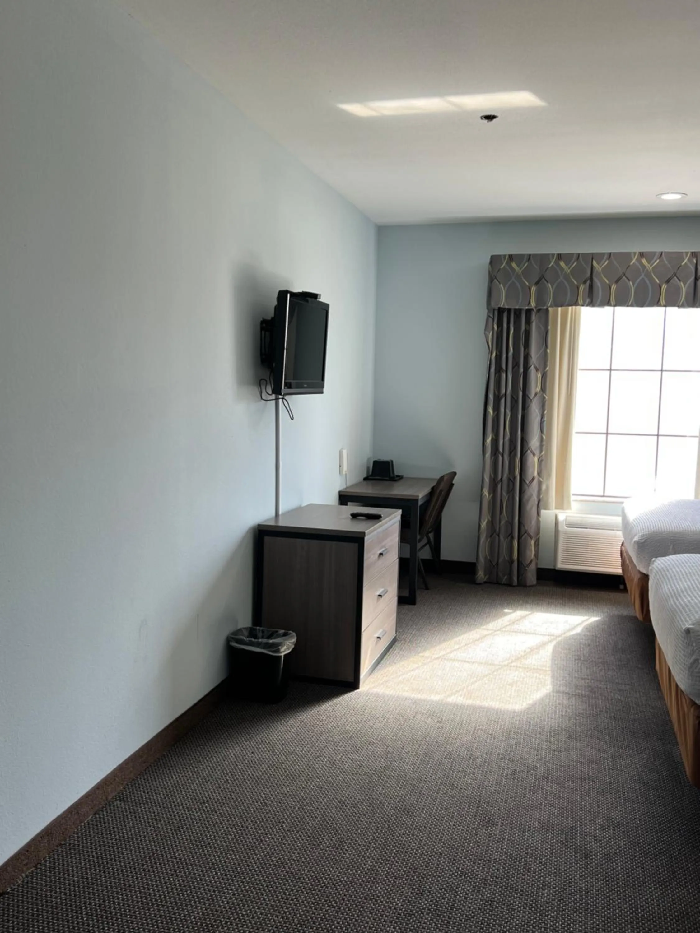 hair dresser, Bed in Americas Best Value Inn Sulphur