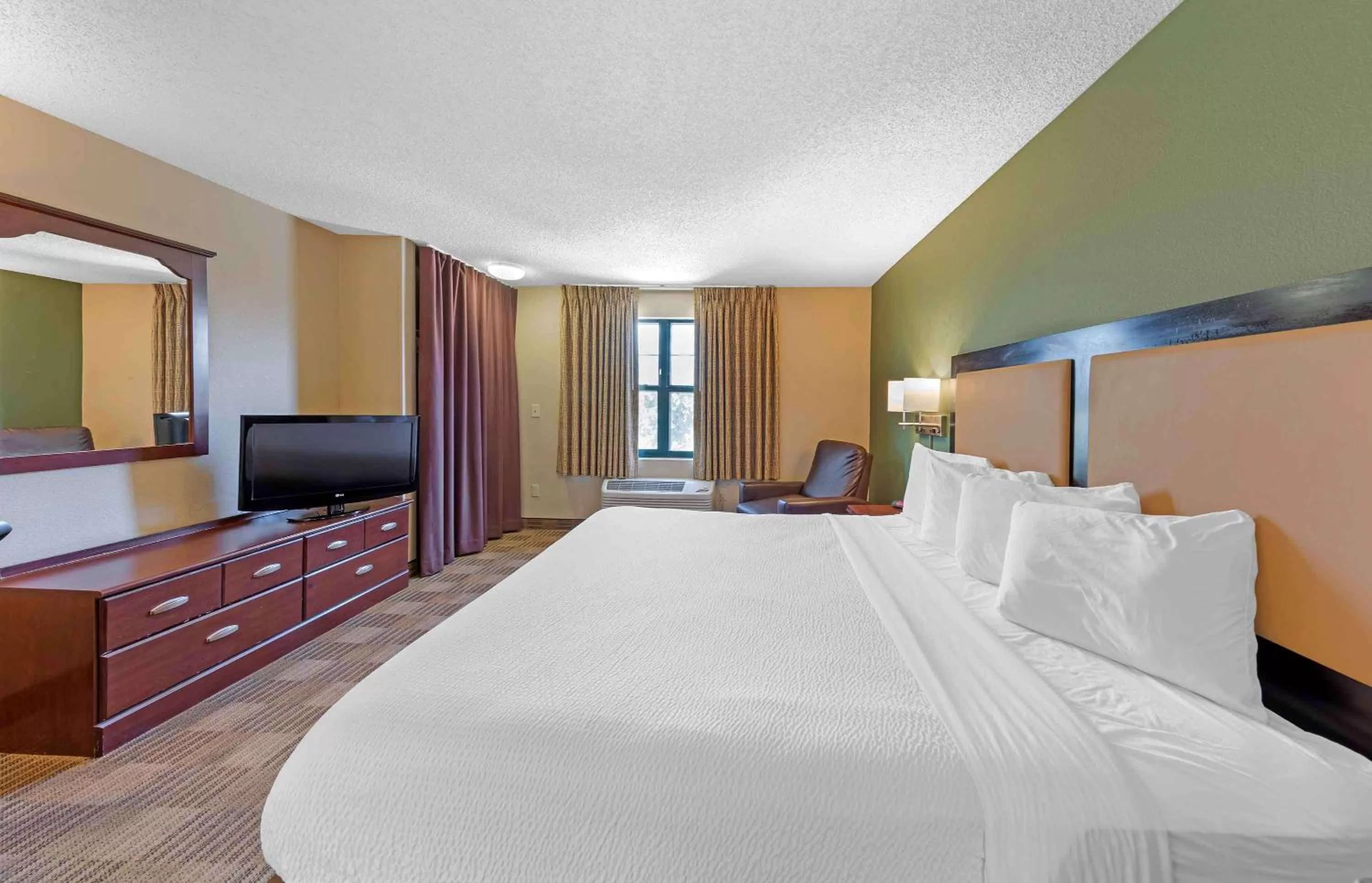 Bedroom, Bed in Extended Stay America Suites - Los Angeles - Valencia