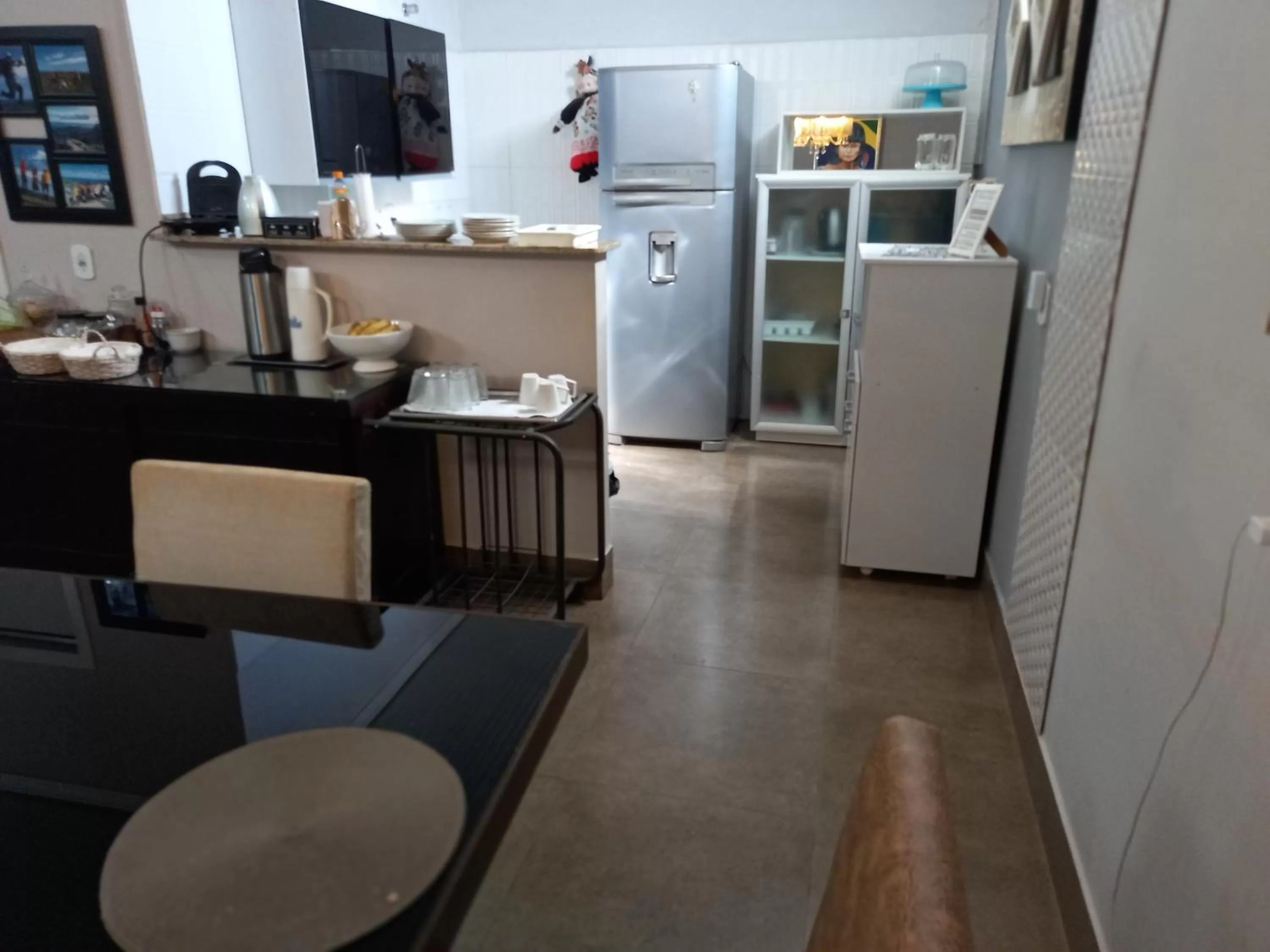 Communal kitchen, Kitchen/Kitchenette in Pousada da Gi Suítes e Turismo