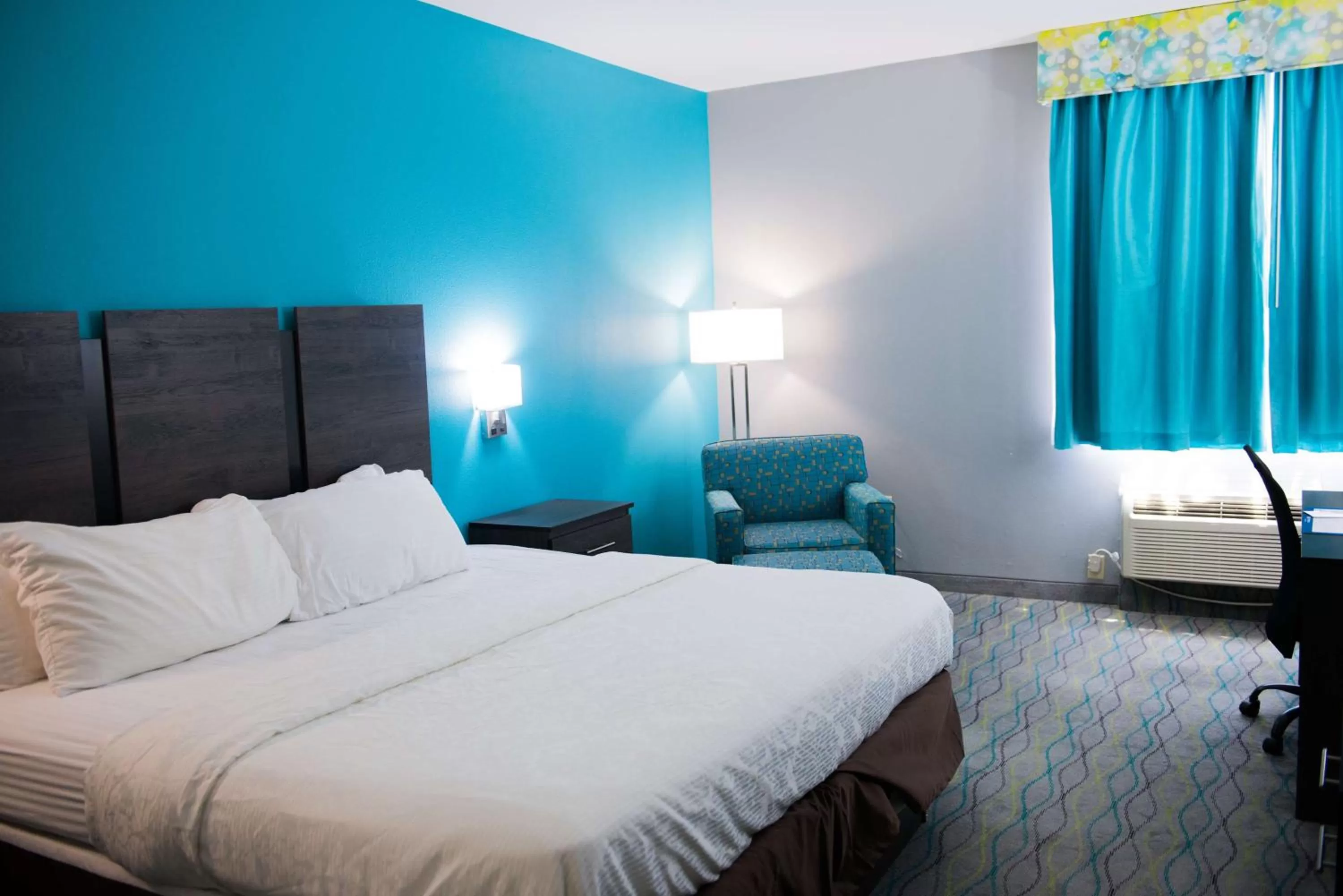 King Room with Bathtub - Disability Access/Non-Smoking in Best Western Executive Inn