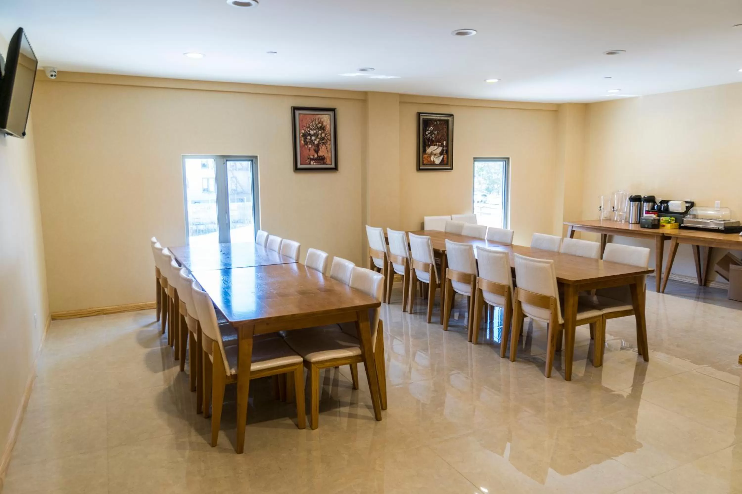 Photo of the whole room in John Hotel