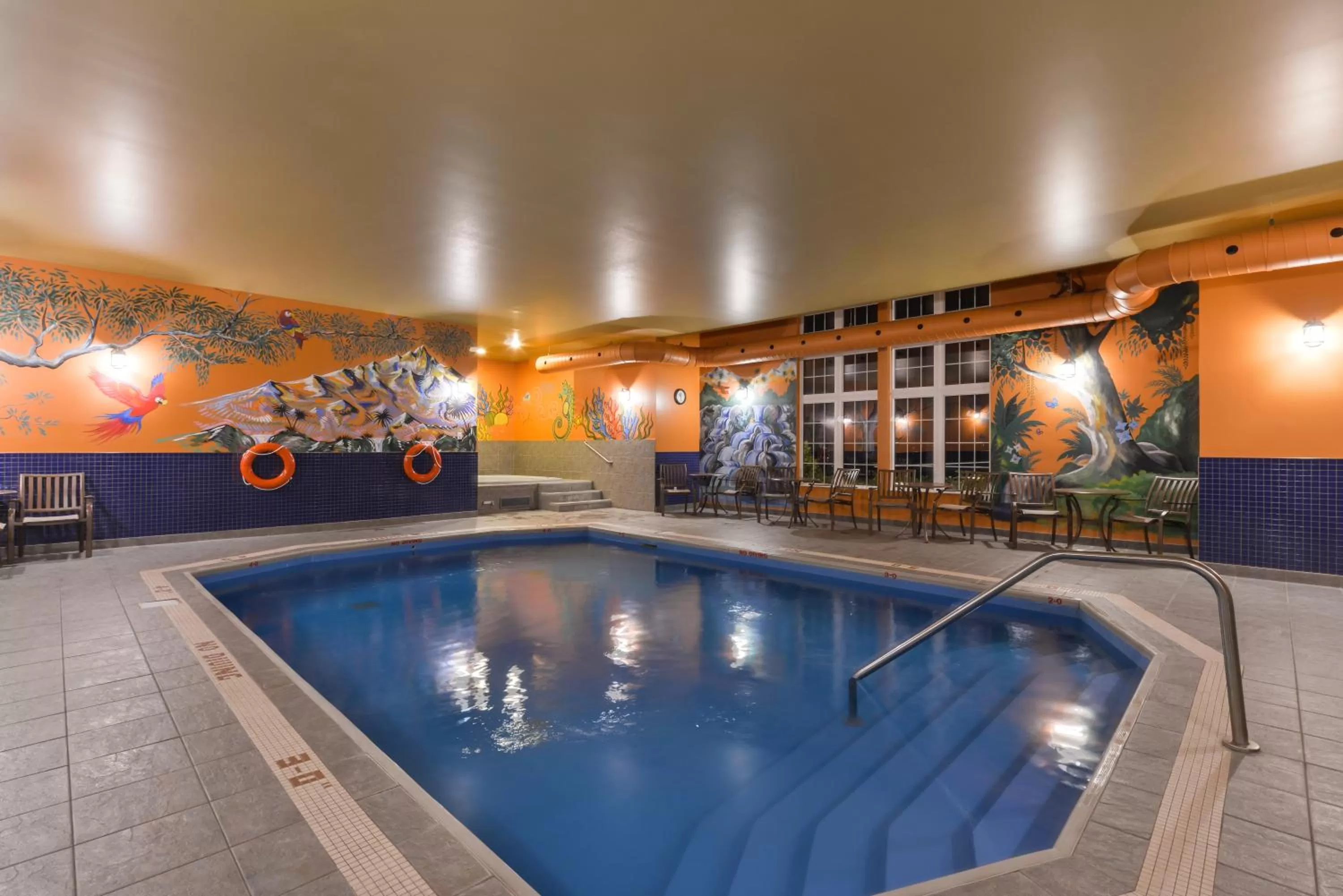 Swimming pool in Best Western Plus Grand-Sault Hotel & Suites