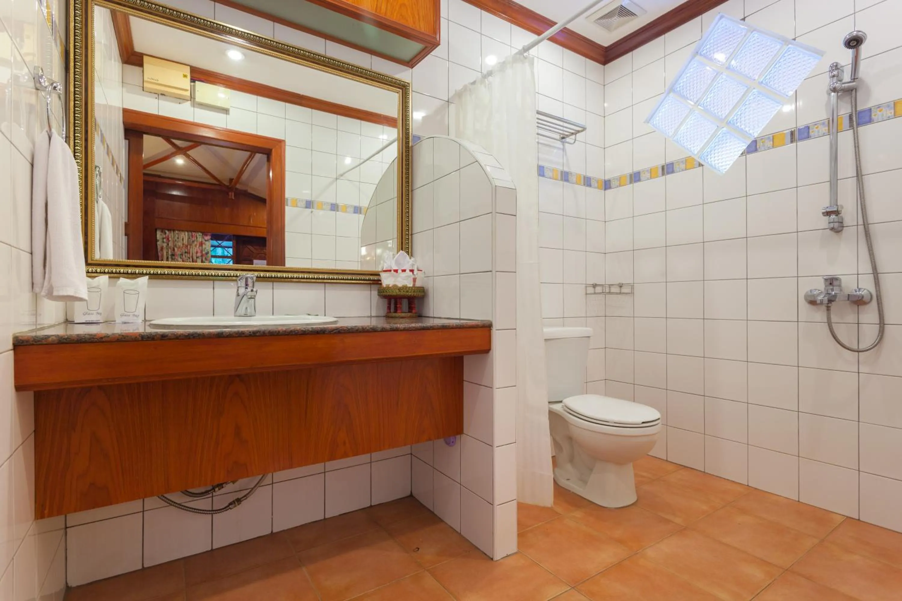 Bathroom in Royal Phawadee Village Patong - 2 Minutes walk to the beach