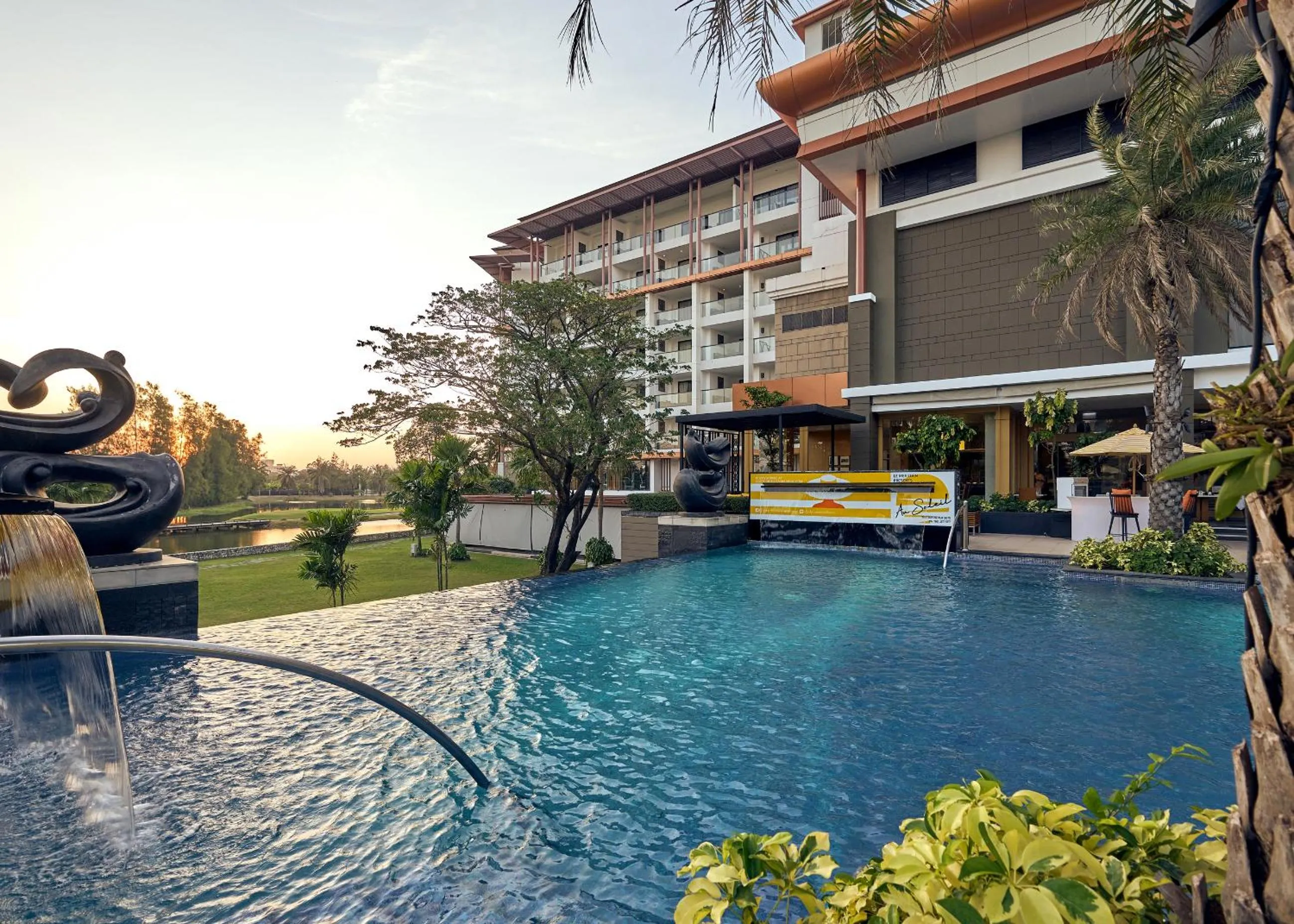 Swimming pool in Le Meridien Suvarnabhumi, Bangkok Golf Resort and Spa