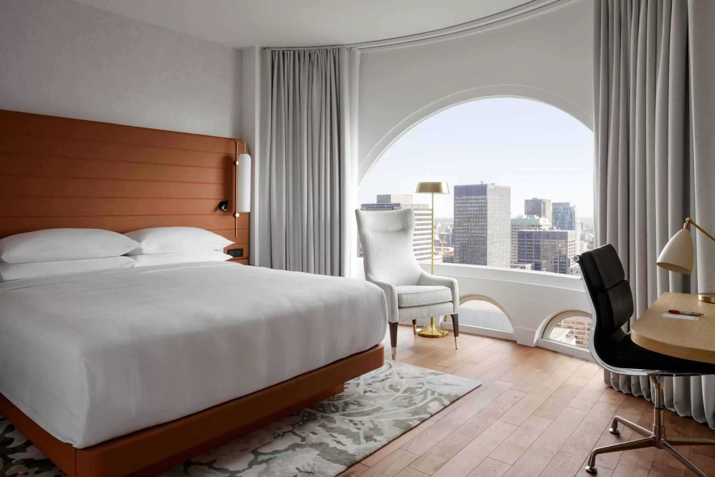 Photo of the whole room, Bed in Montreal Marriott Chateau Champlain