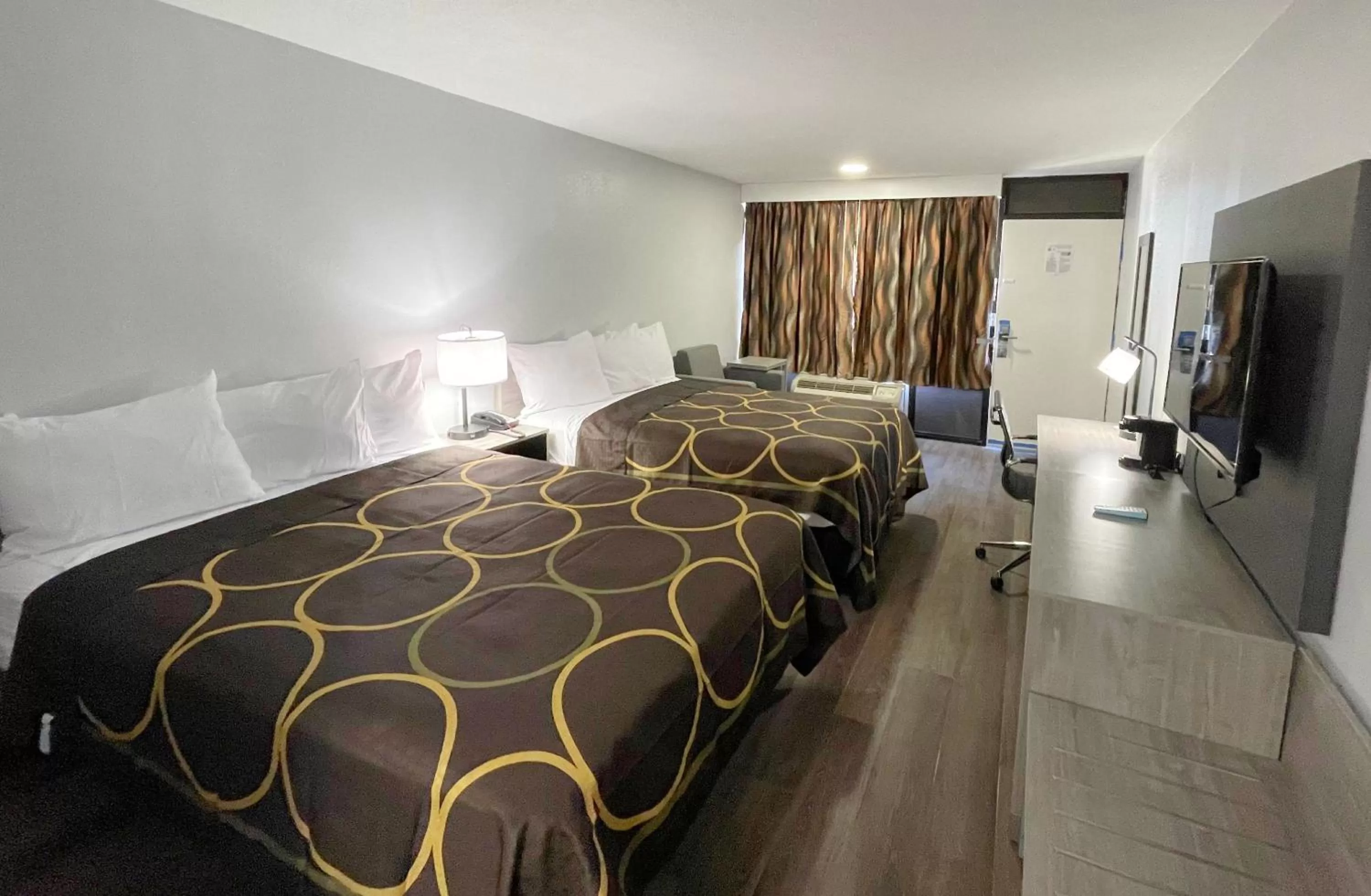 Photo of the whole room, Bed in Super 8 by Wyndham Pigeon Forge Downtown