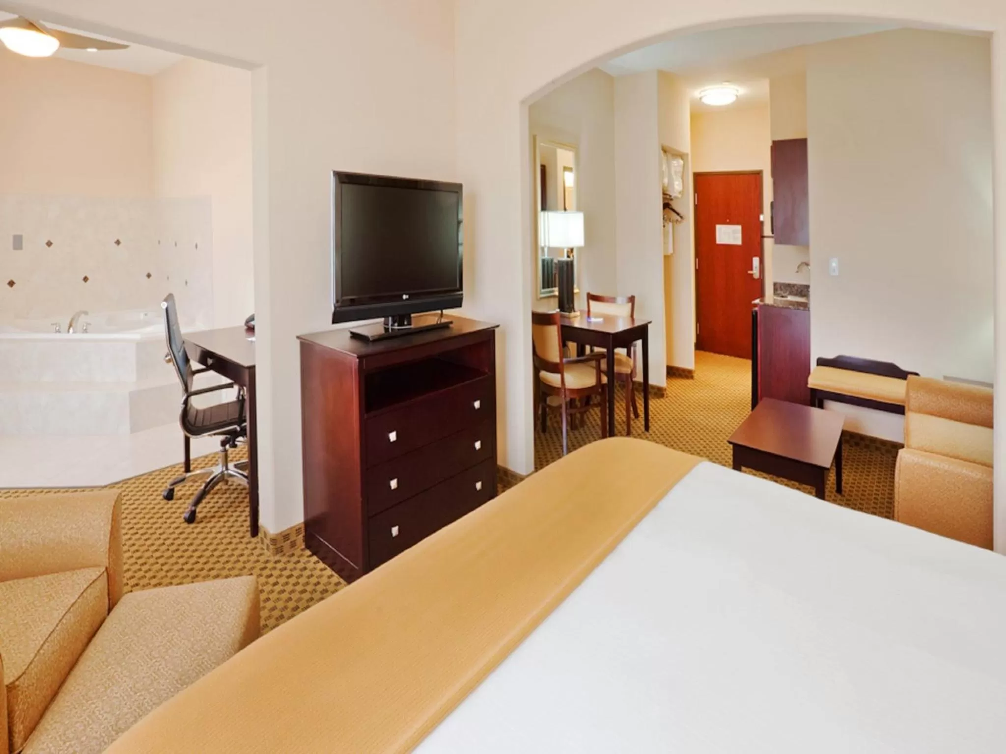 Holiday Inn Express & Suites Oklahoma City West-Yukon by IHG
