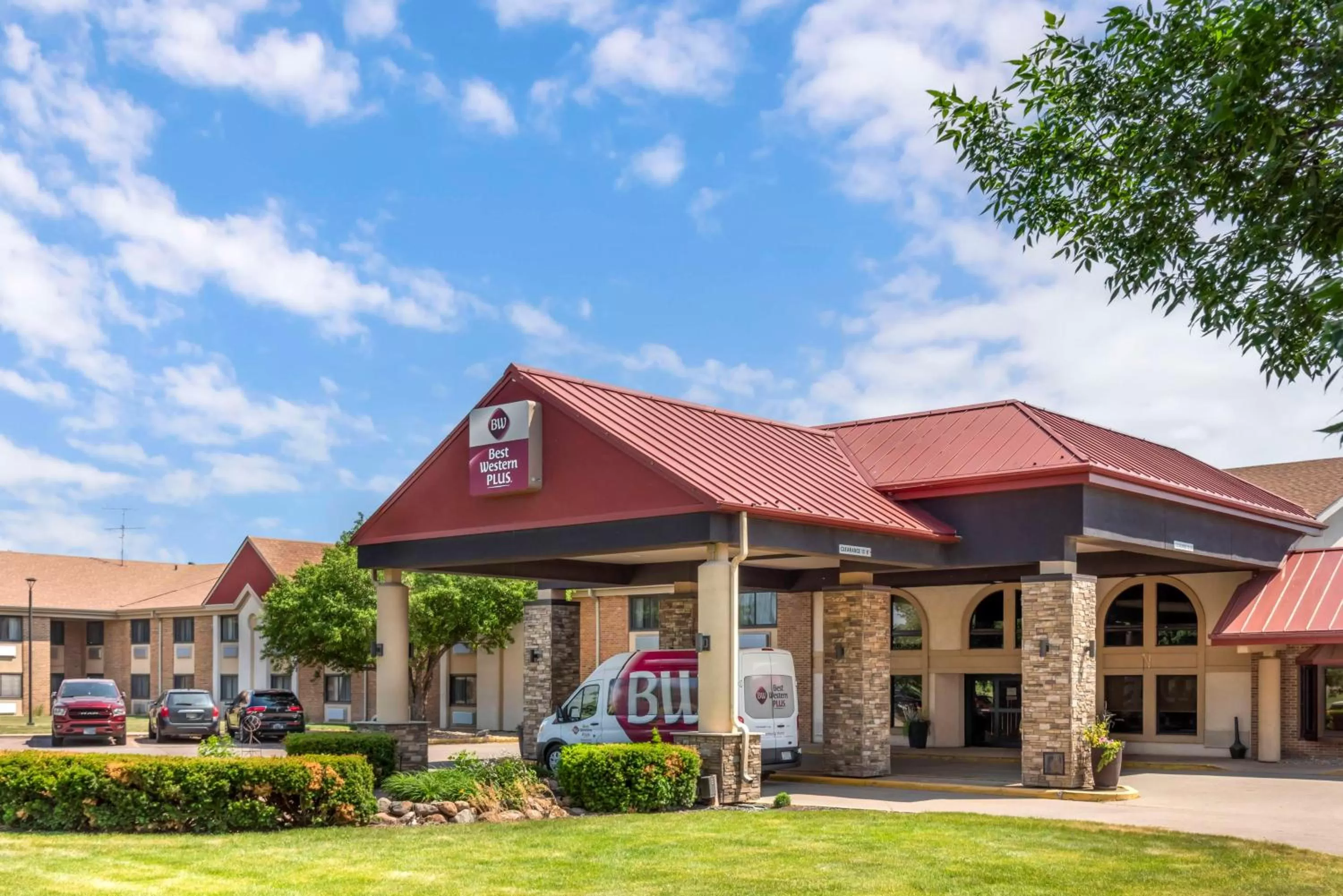 Property building in Best Western Plus Ramkota Hotel