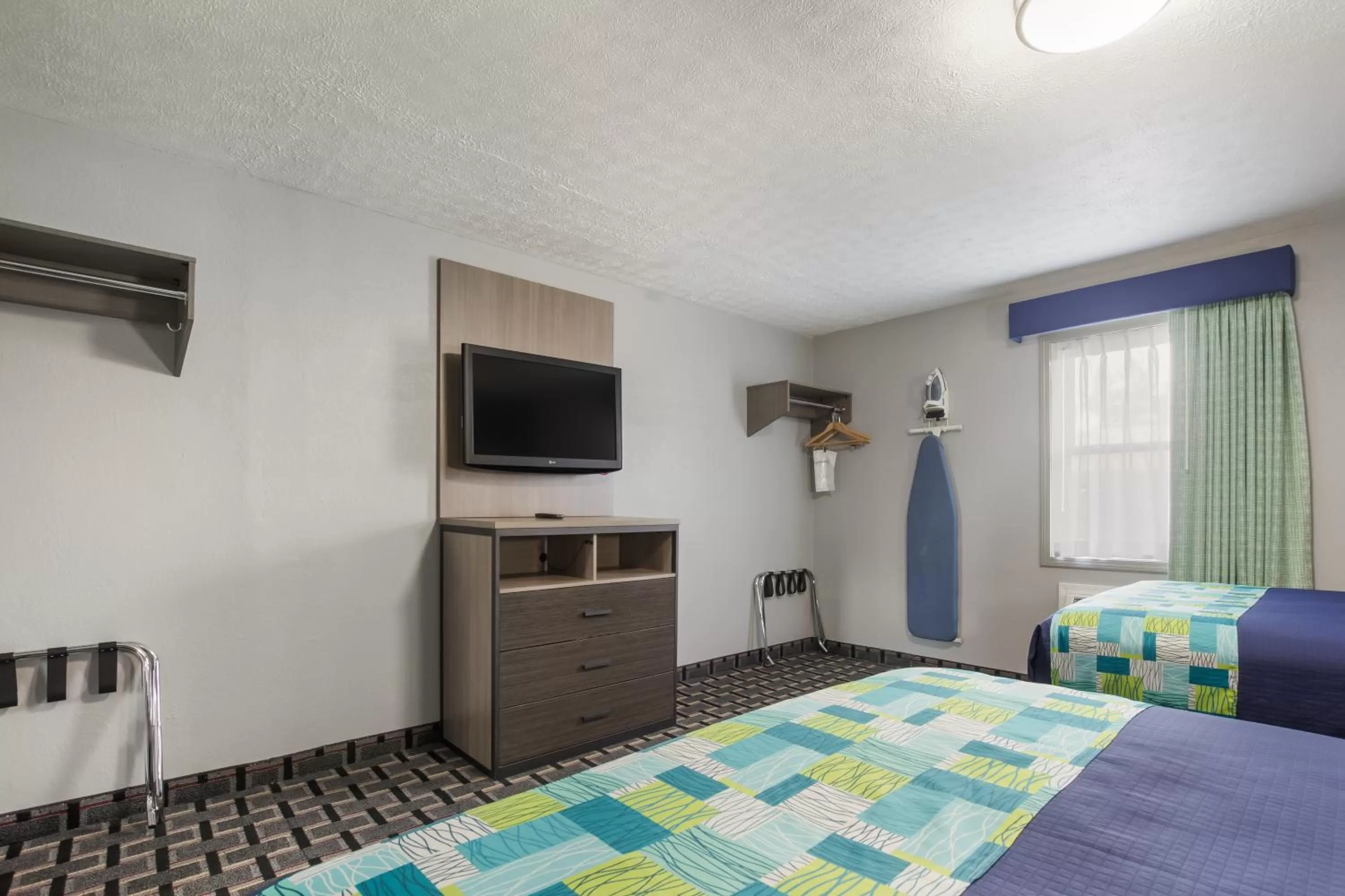 Bed in Knights Inn and Suites Salem