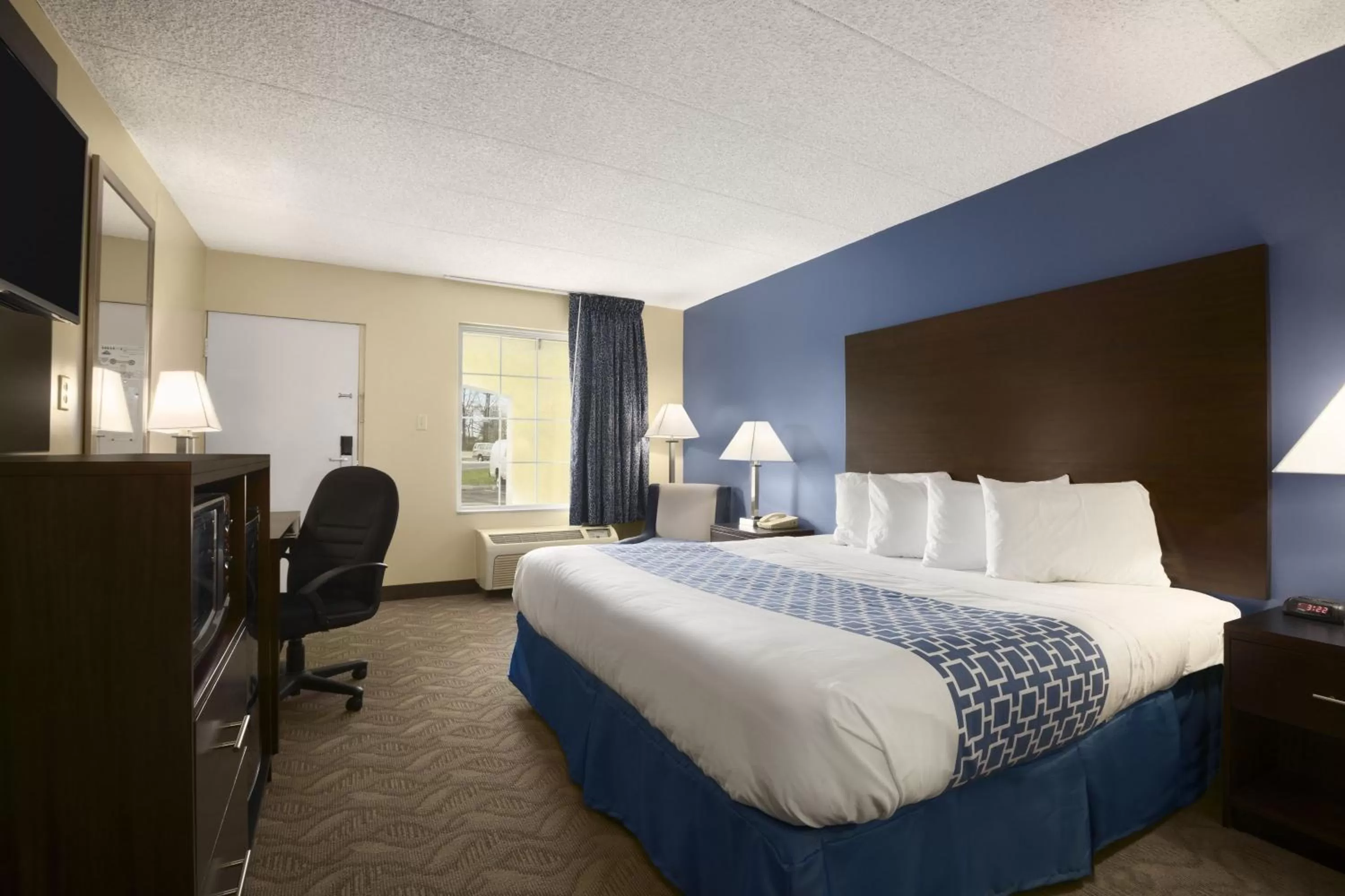 King Room- Non-Smoking in Days Inn & Suites by Wyndham Cherry Hill - Philadelphia