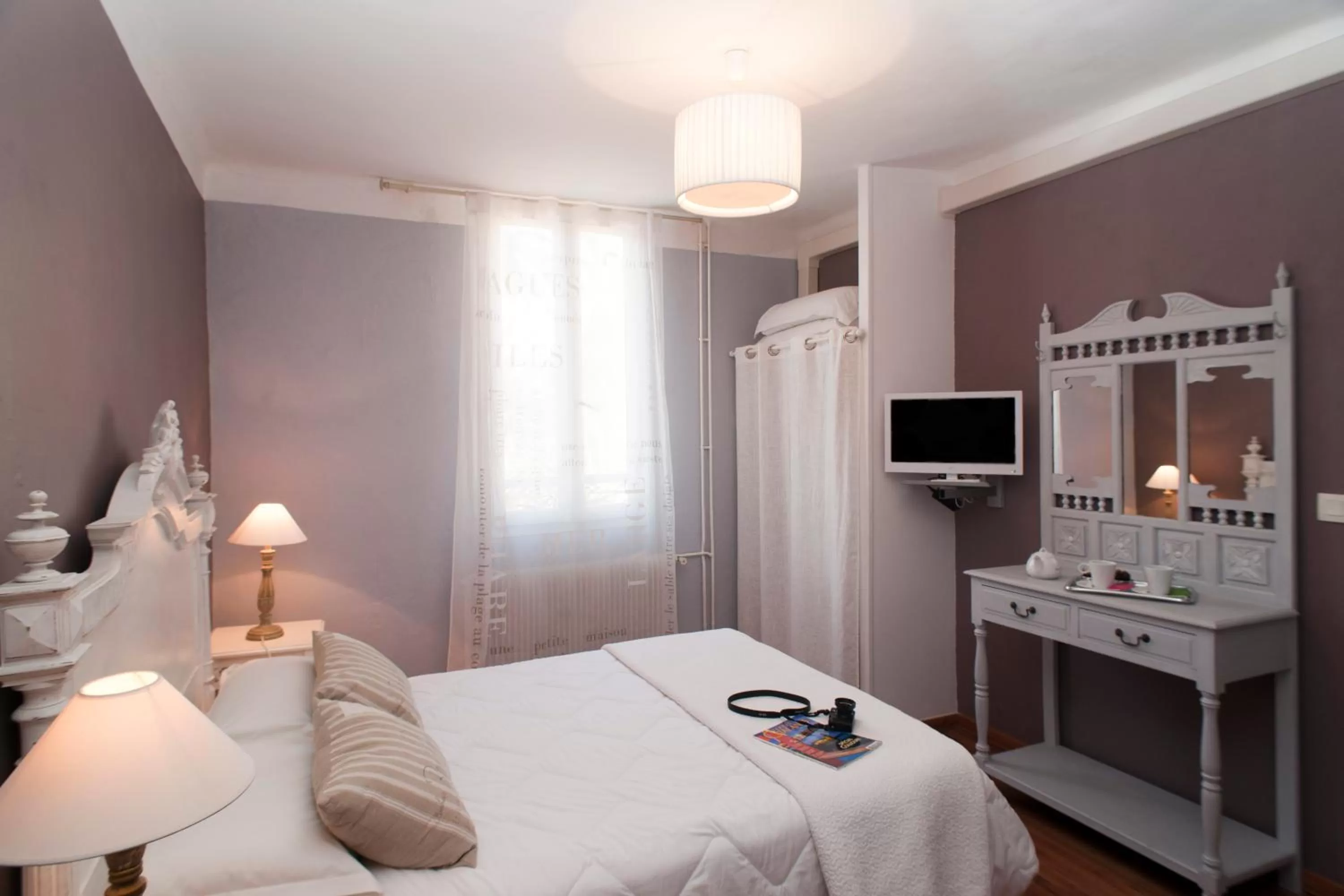 Photo of the whole room, Bed in Hôtel la Bona Casa