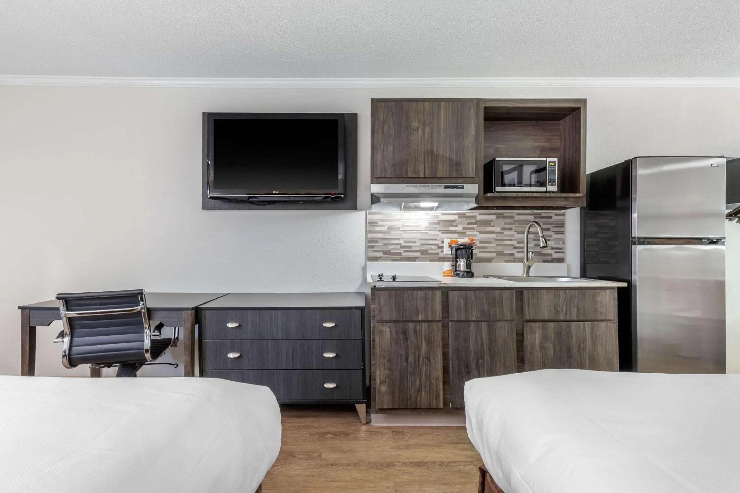 Photo of the whole room, TV/Entertainment Center in Suburban Studios at the University