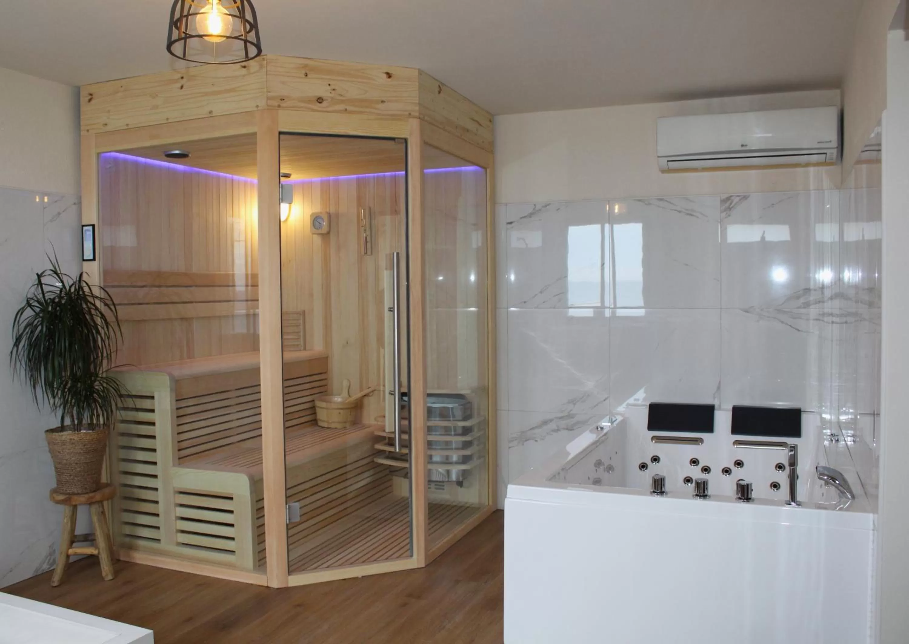 Spa and wellness centre/facilities, Kitchen/Kitchenette in Hôtel Calavita Rooftop & Spa