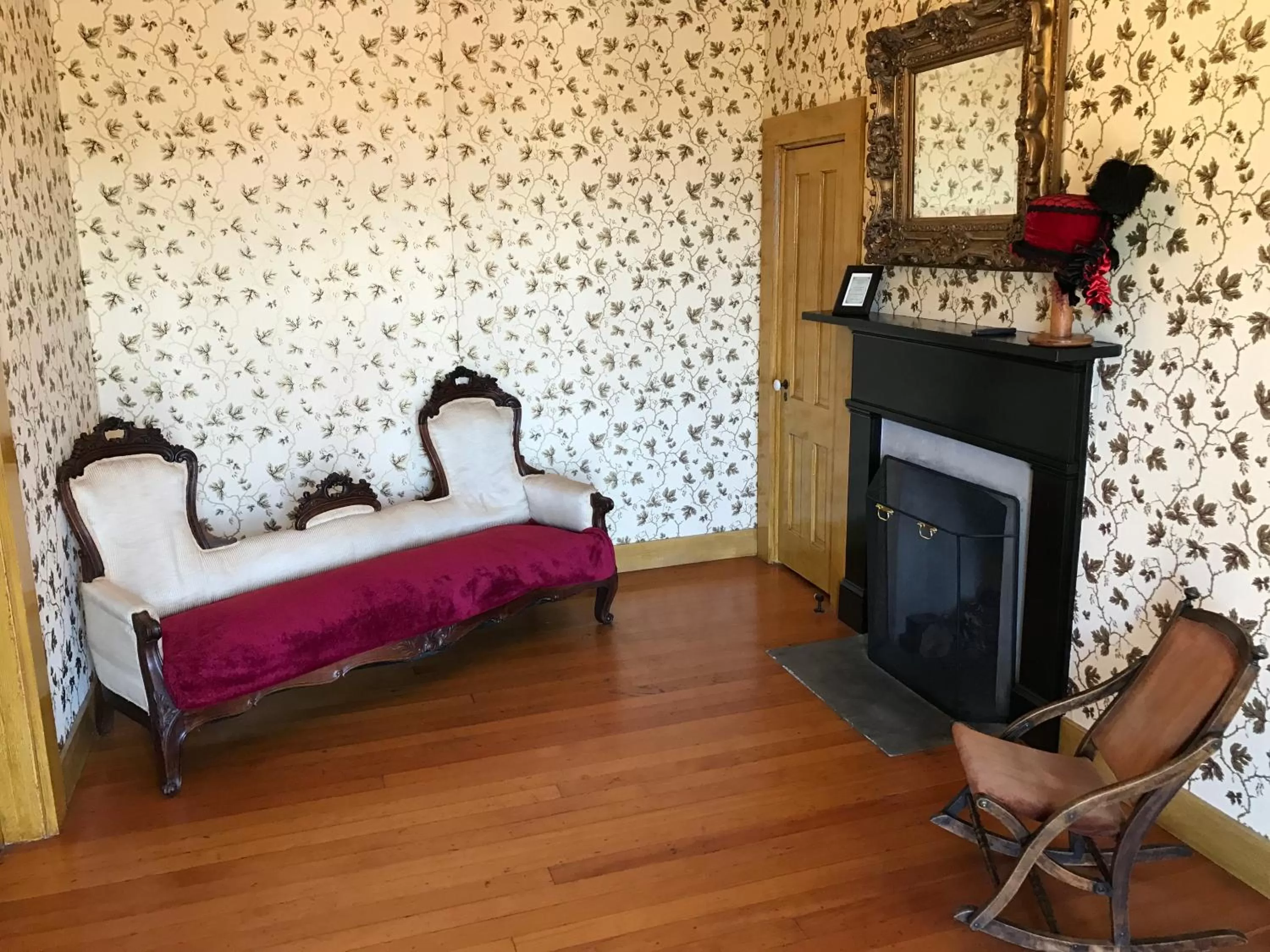 Seating area, Bed in Cosmopolitan Hotel