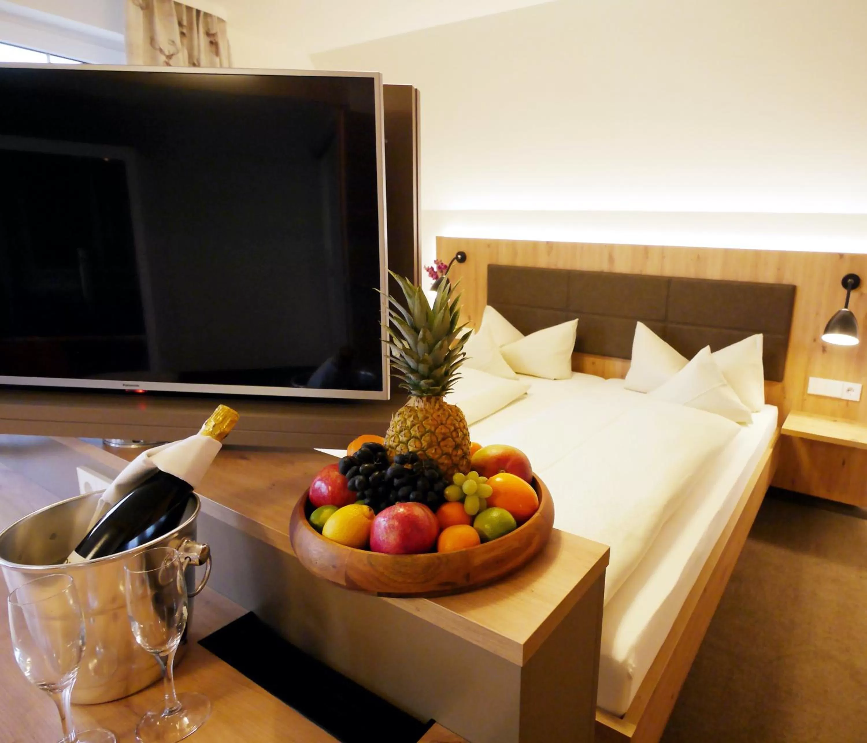 Photo of the whole room, Bed in Berghotel Zollersteighof