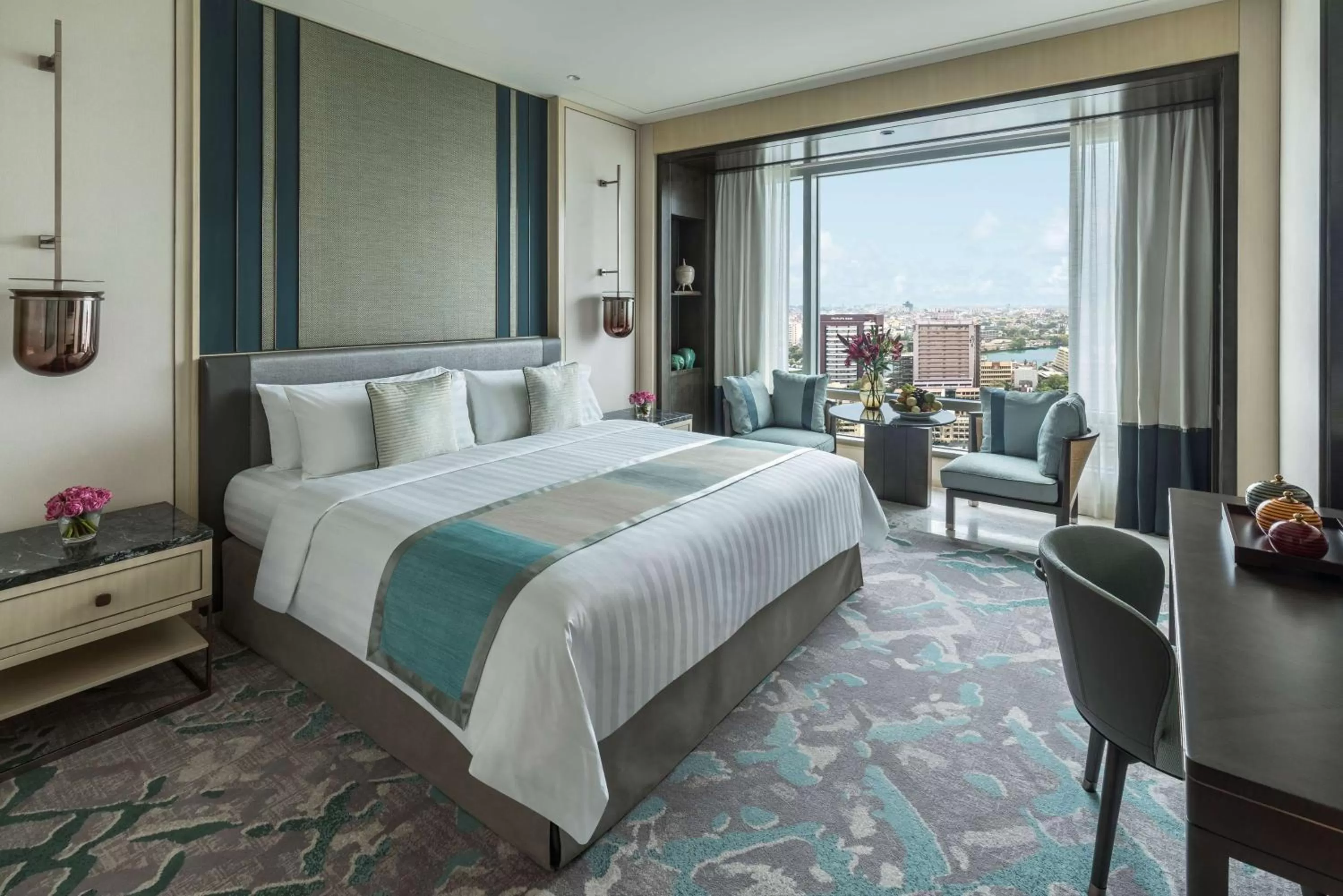 Photo of the whole room, Bed in Shangri-La Colombo