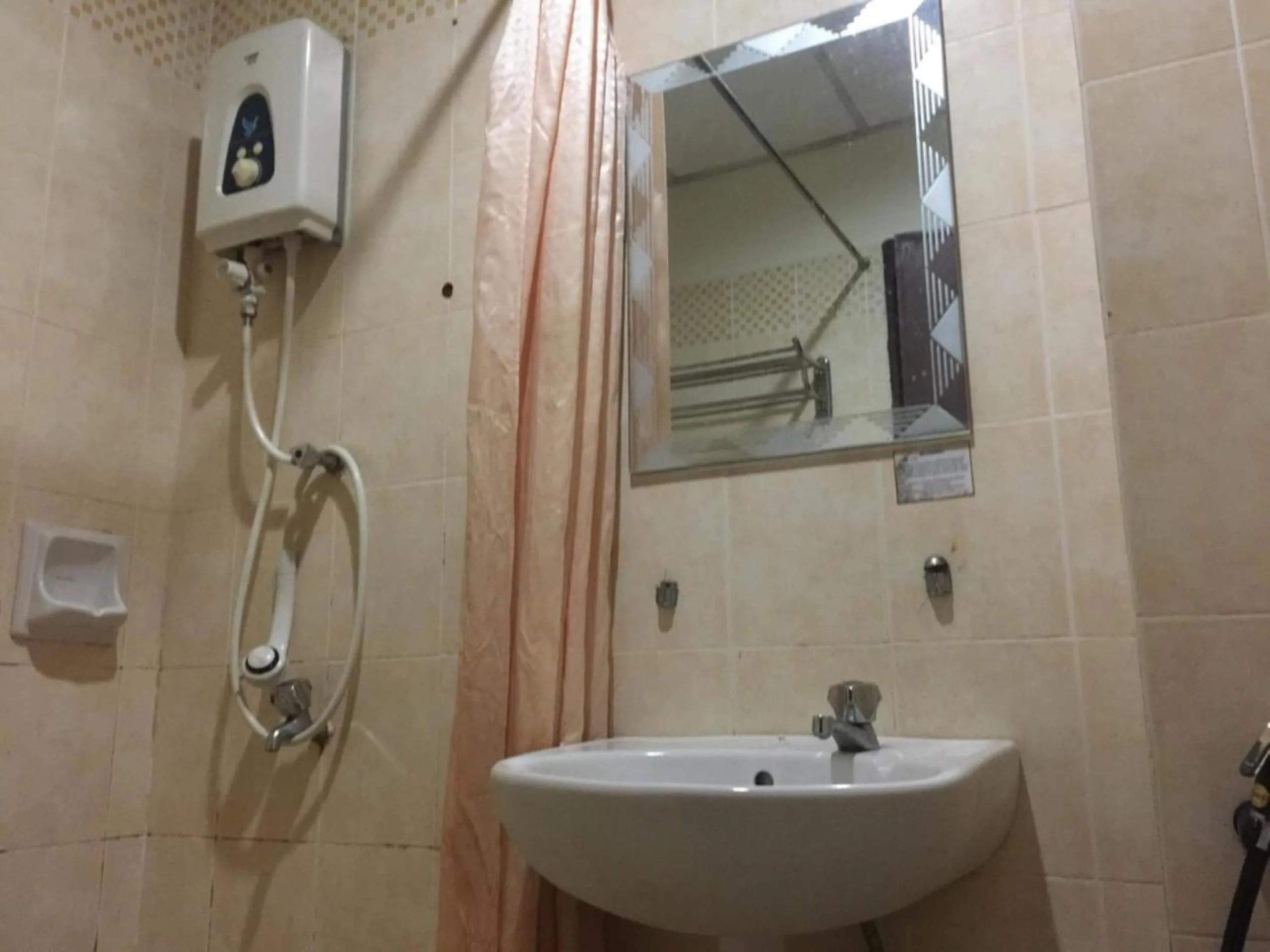 Bathroom in OYO HOME 90301 Suria Service Apartments Bukit Merak Laketown Resort