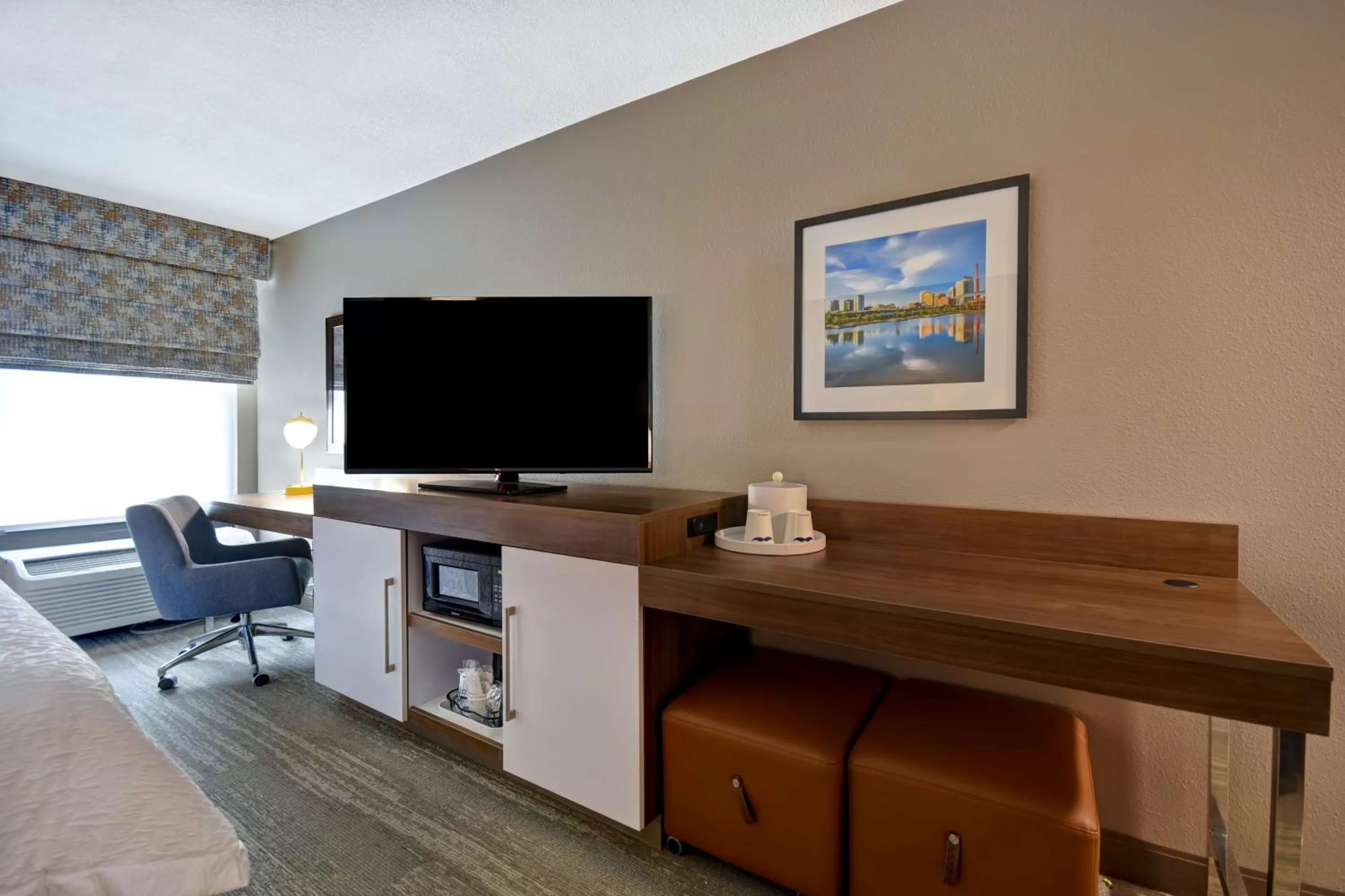 Bedroom in Hampton Inn Birmingham-Colonnade 280