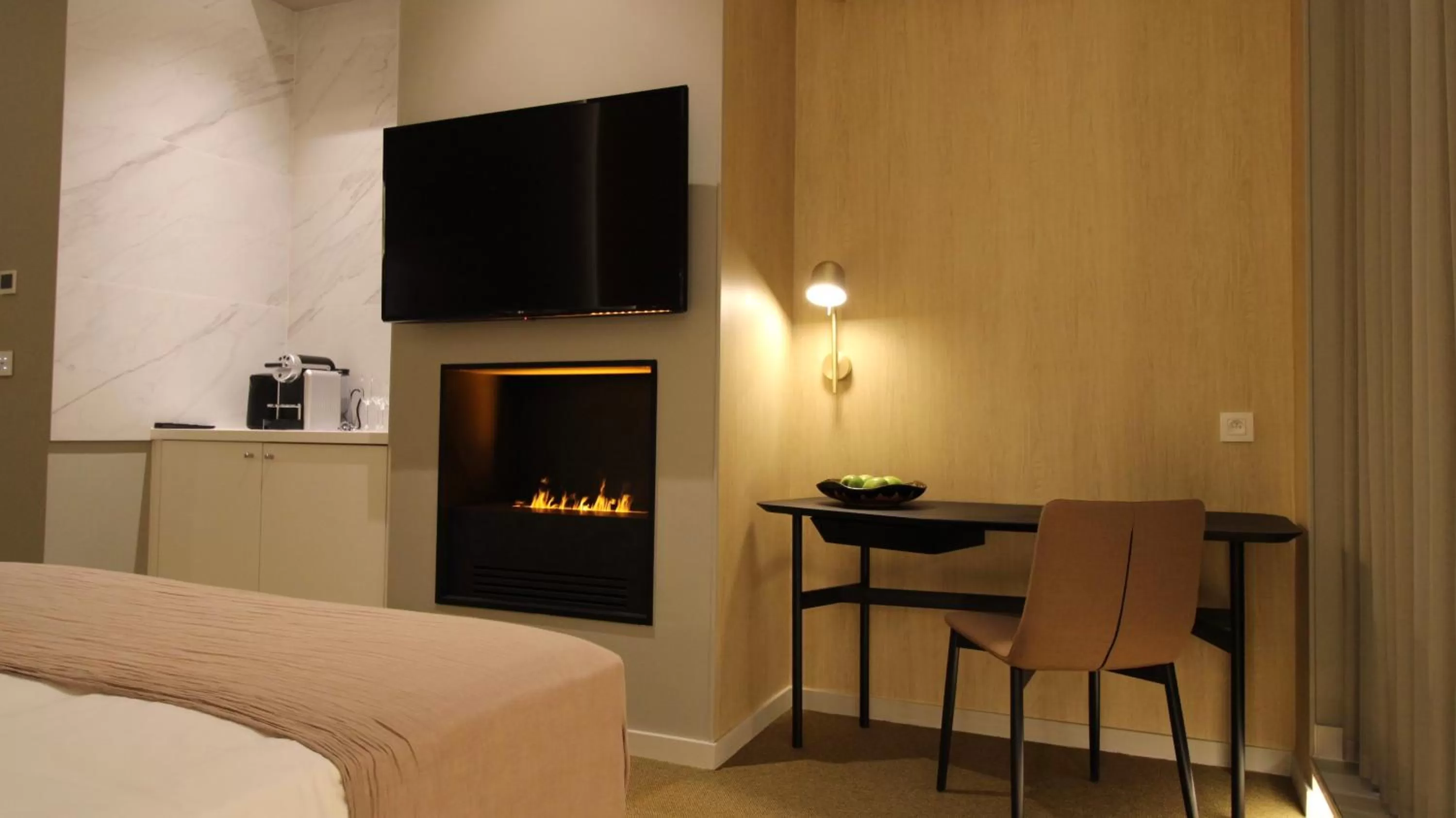 TV and multimedia, TV/Entertainment Center in MiHotel Sala