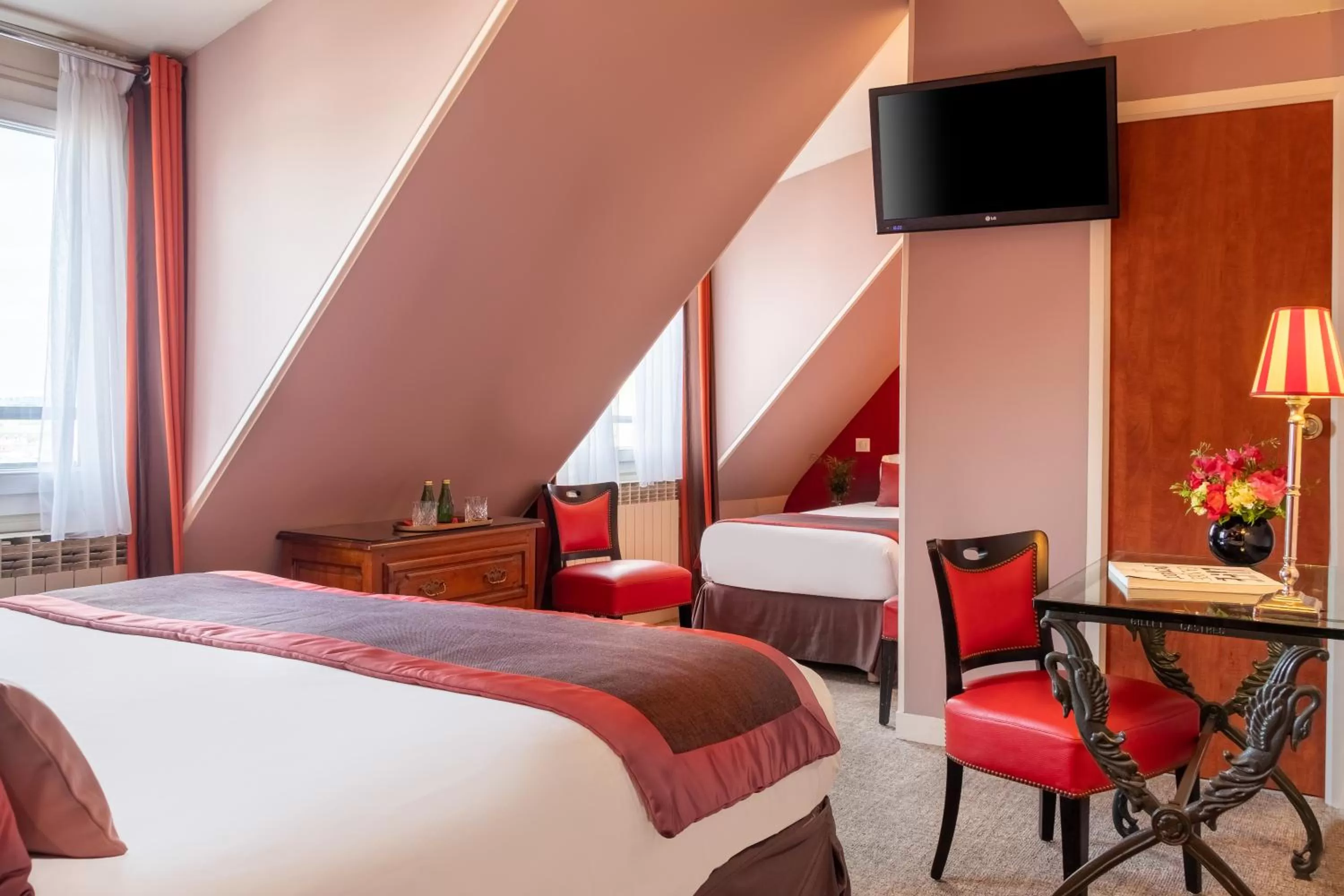 TV and multimedia, Bed in Hotel Trianon Rive Gauche