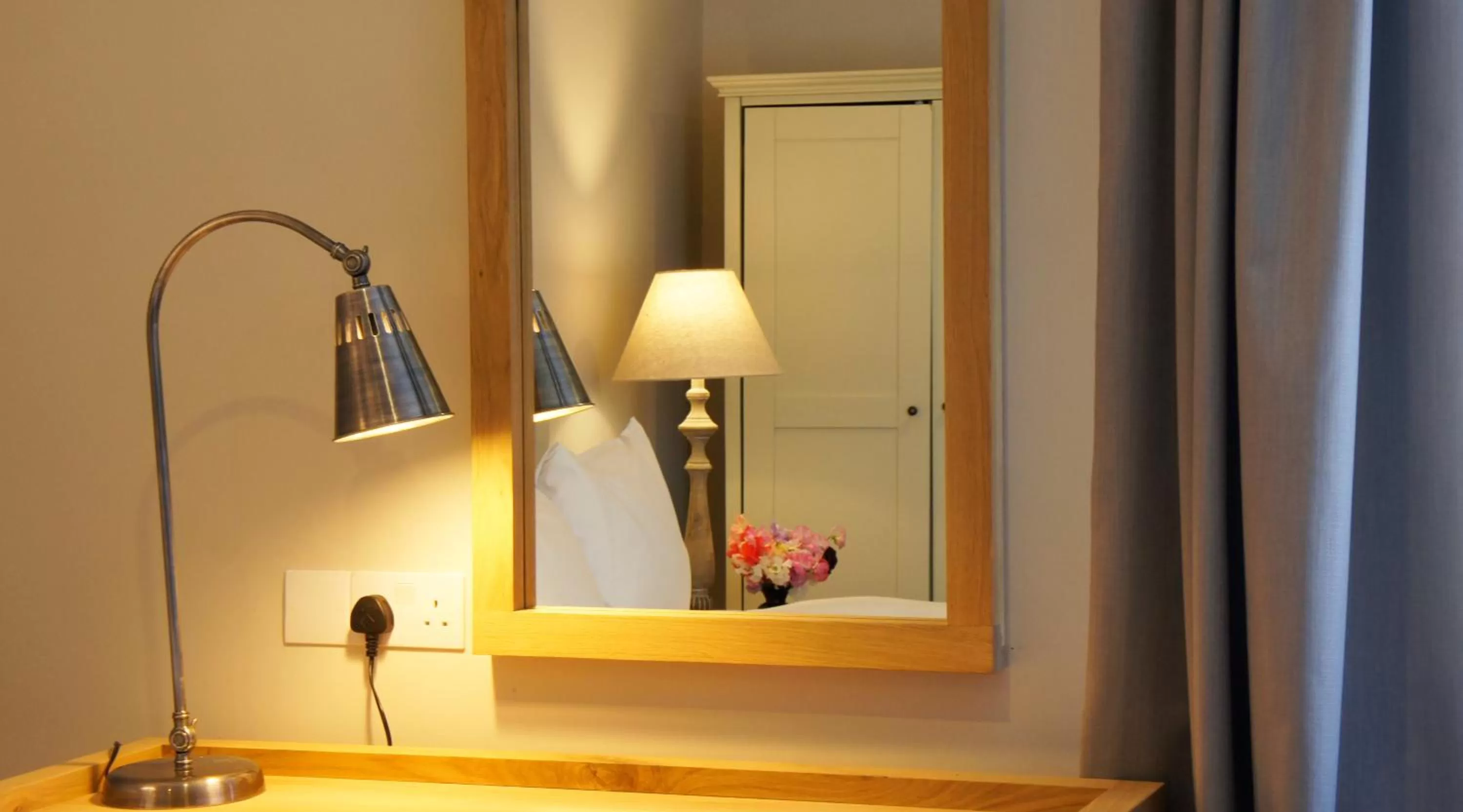 Bedroom, TV/Entertainment Center in Abergavenny Hotel