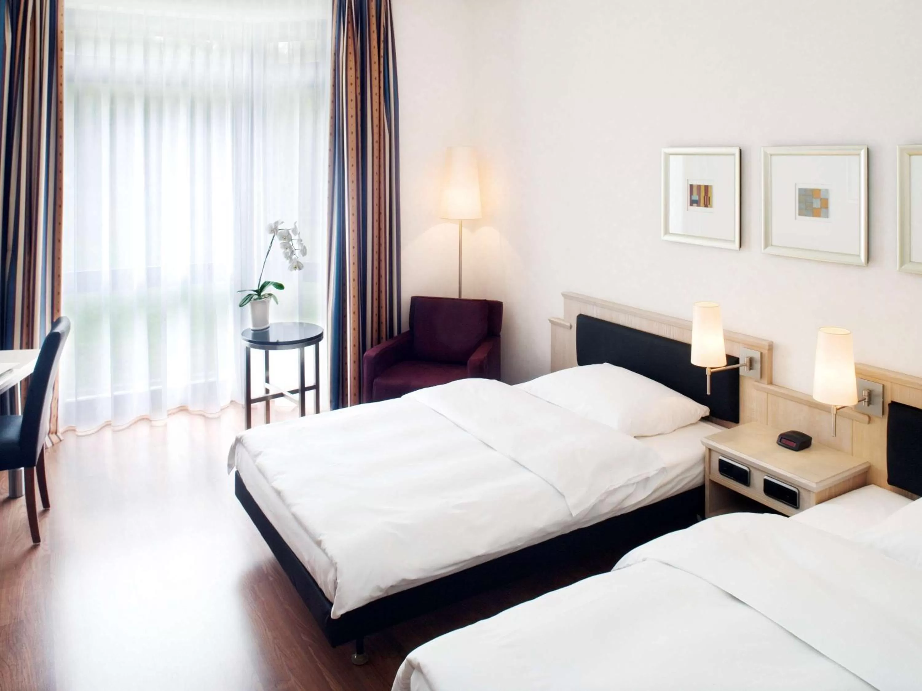 Photo of the whole room, Bed in Mövenpick Hotel München-Airport