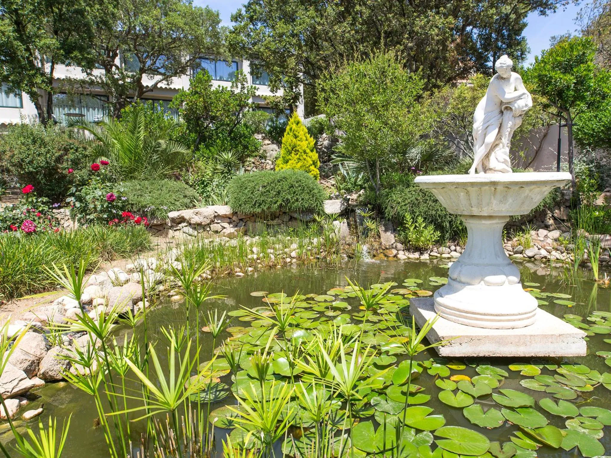 Garden in Hôtel Le Roi Théodore & Spa