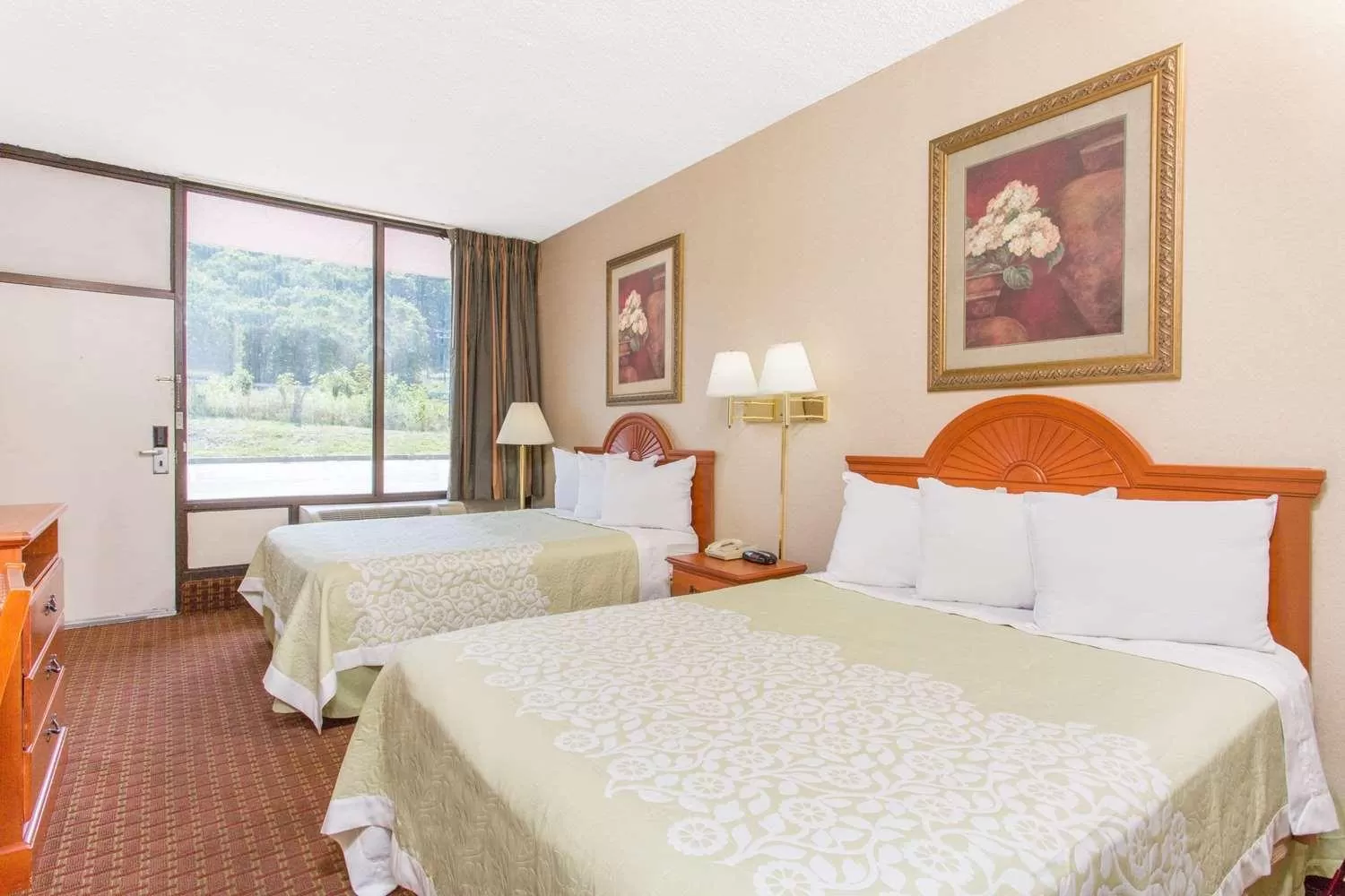 Bedroom, Bed in Days Inn by Wyndham Princeton