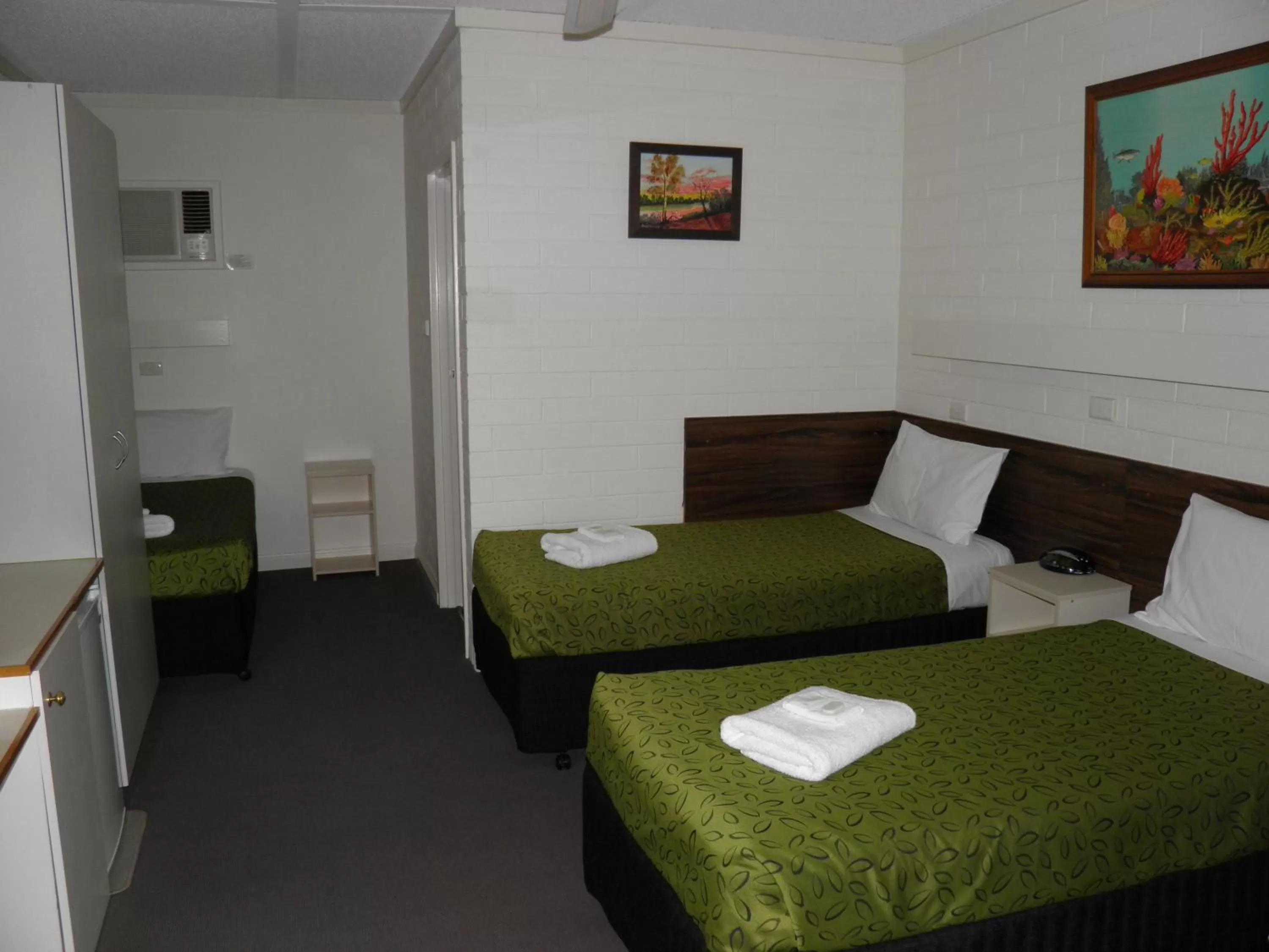 Deluxe Triple Room in 7th Street Motel