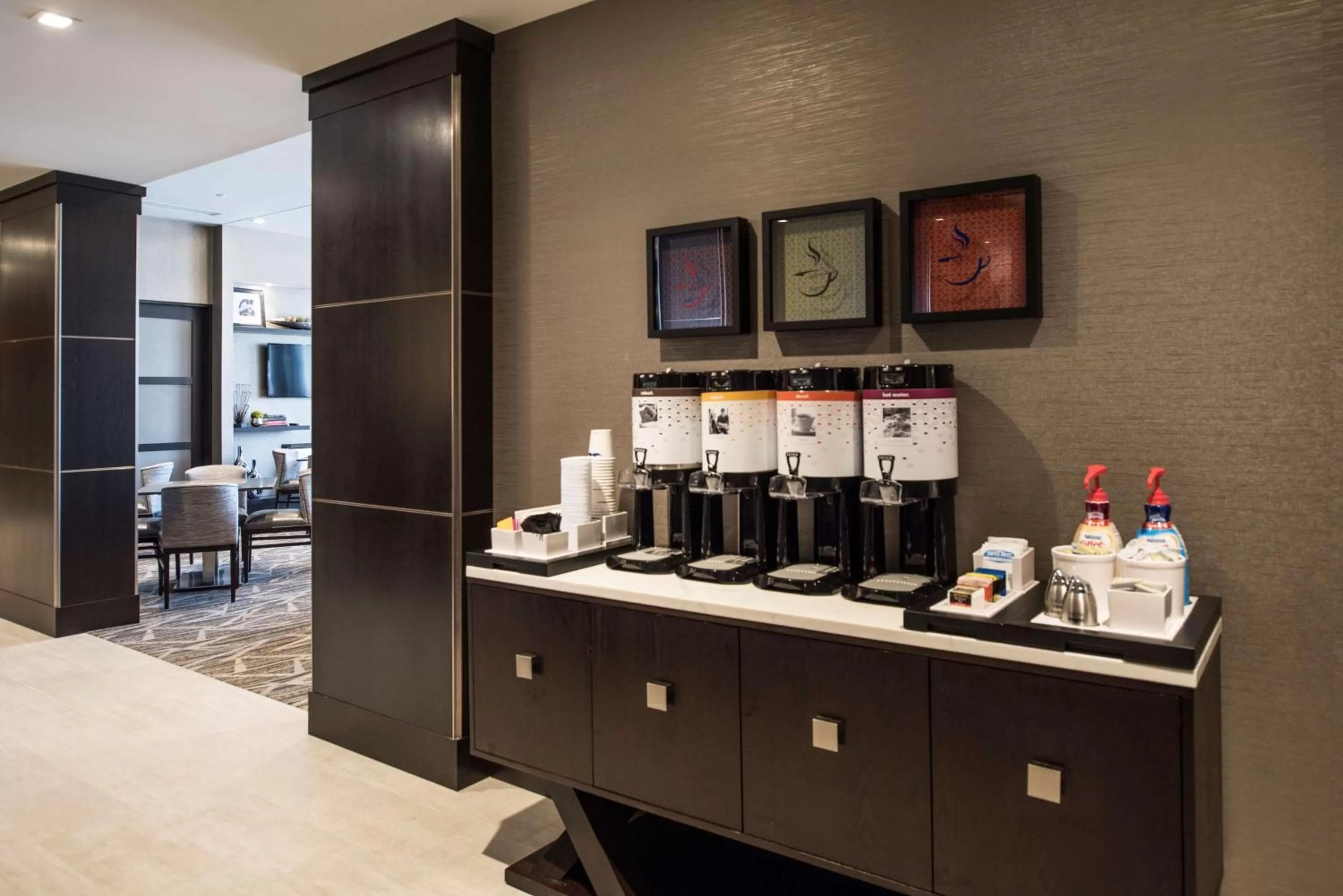 Dining area, Bed in Hampton Inn & Suites Bridgewater, NJ