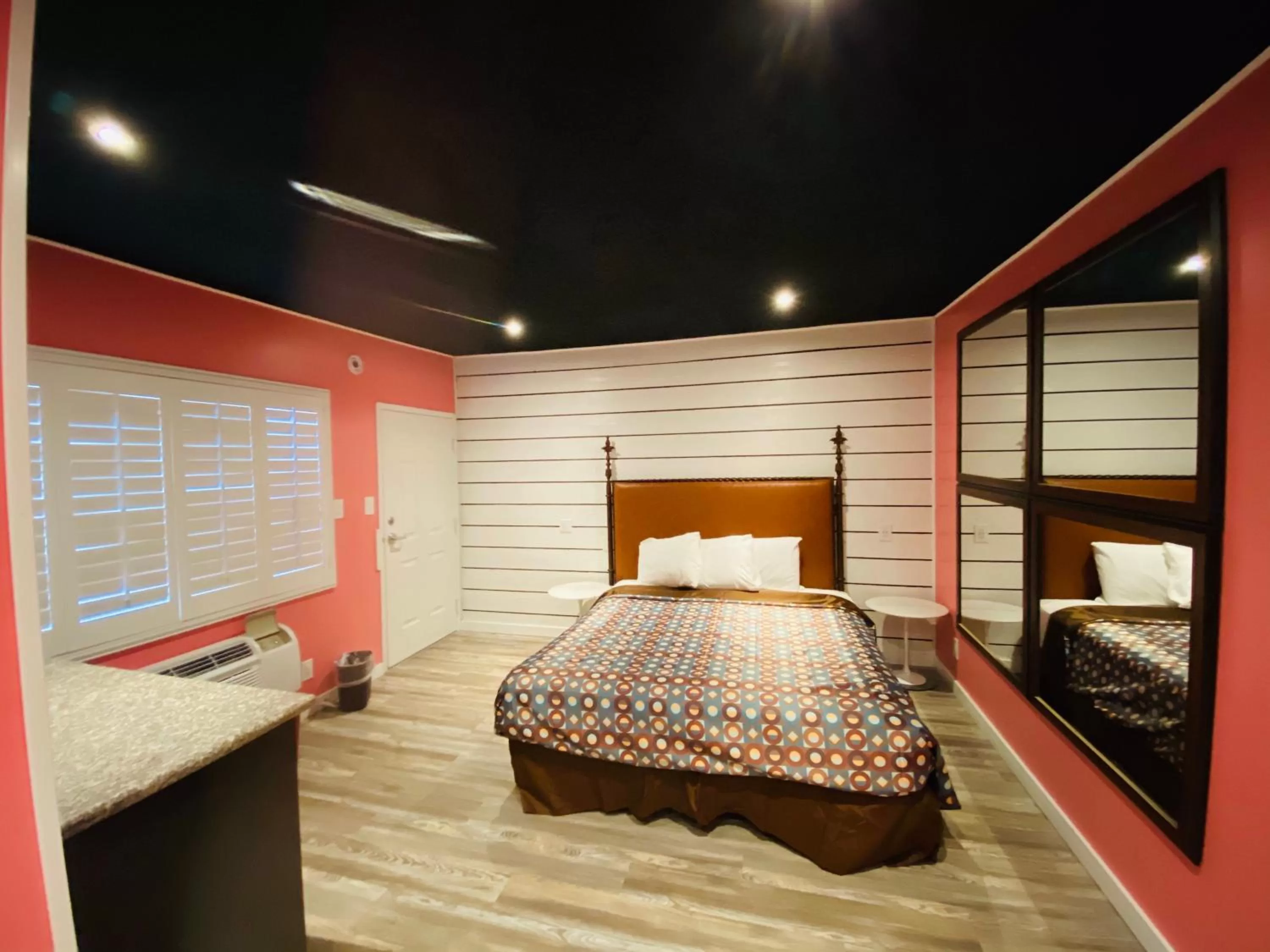 Bed in Casa Valentine Inn - Los Angeles