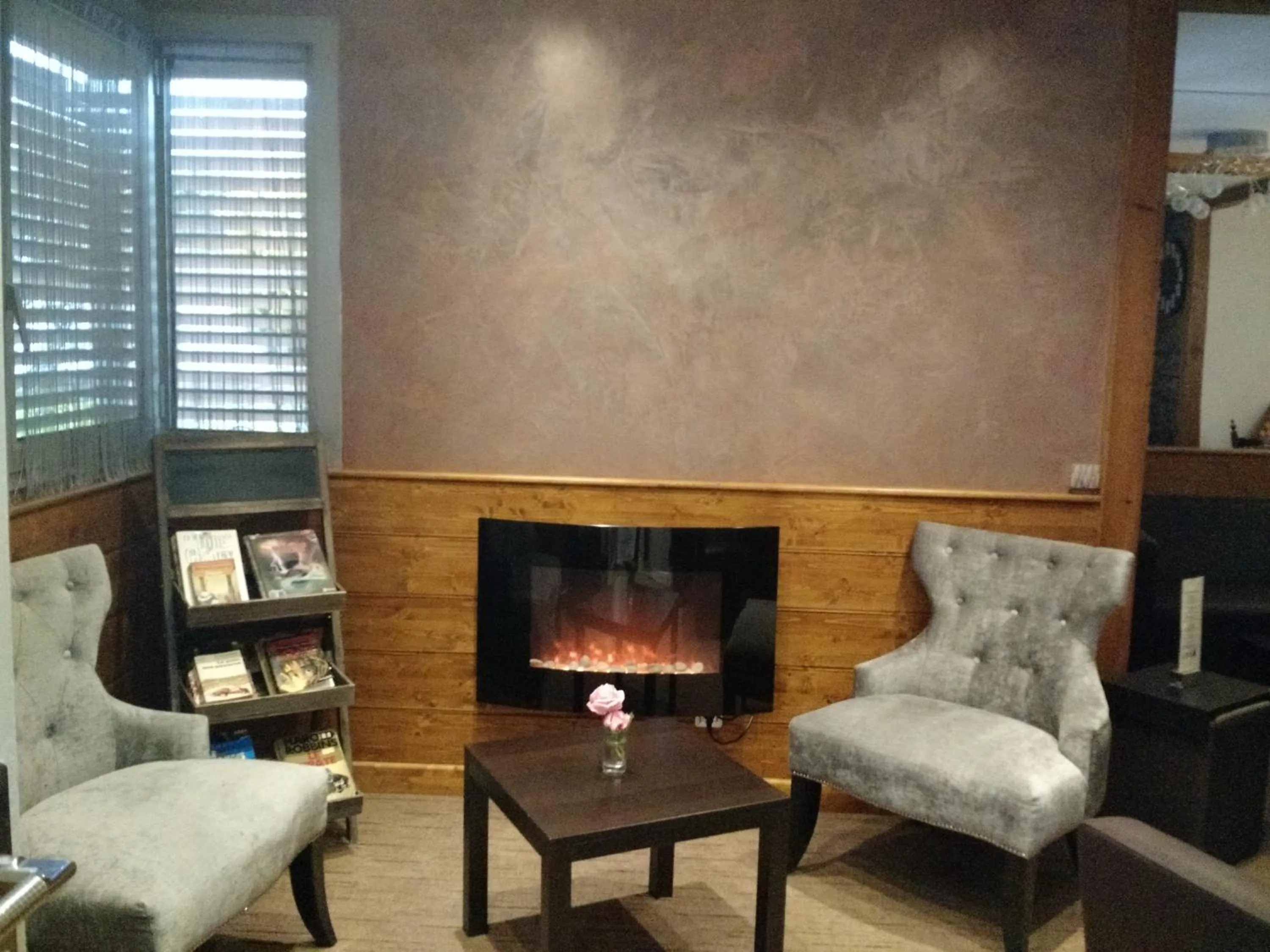 Communal lounge/ TV room in Logis Hotel Le Lac