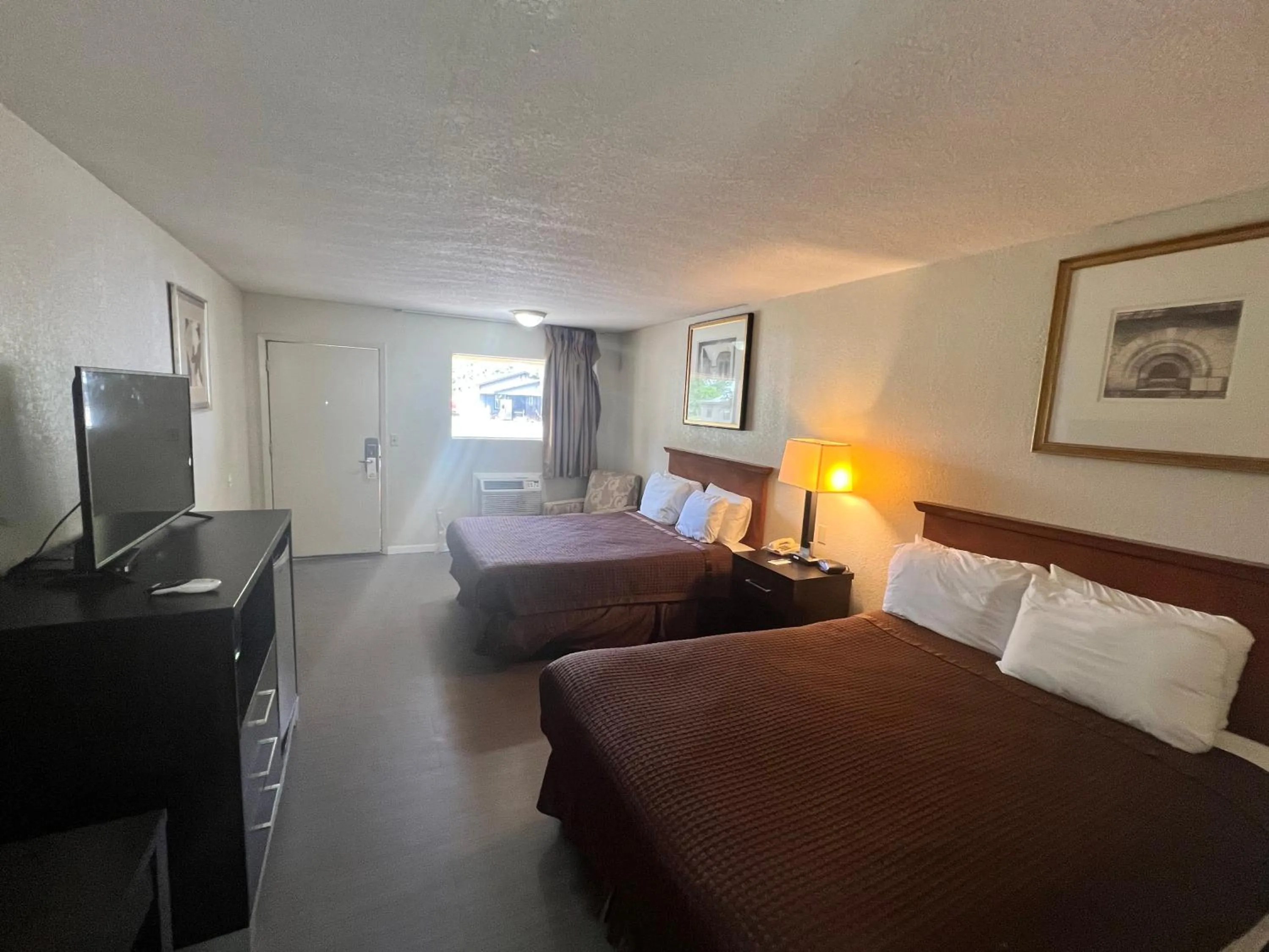 Bed in Americas Best Value Inn - Edna